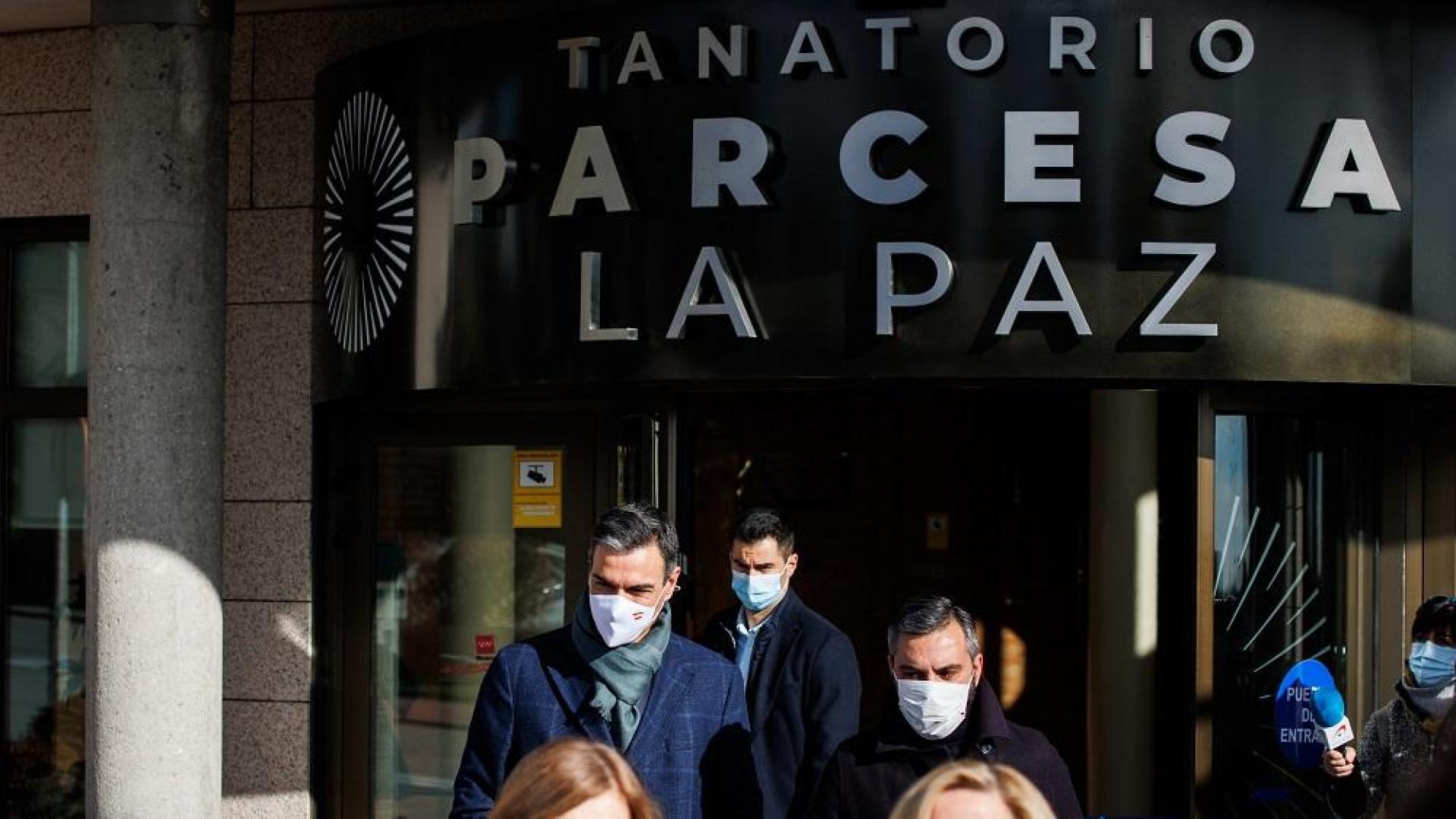El presidente del Gobierno, Pedro Sánchez, sale del velatorio de Almudena Grandes, en el Tanatorio La Paz

Alejandro Martínez Vélez / Europa Press

28/11/2021