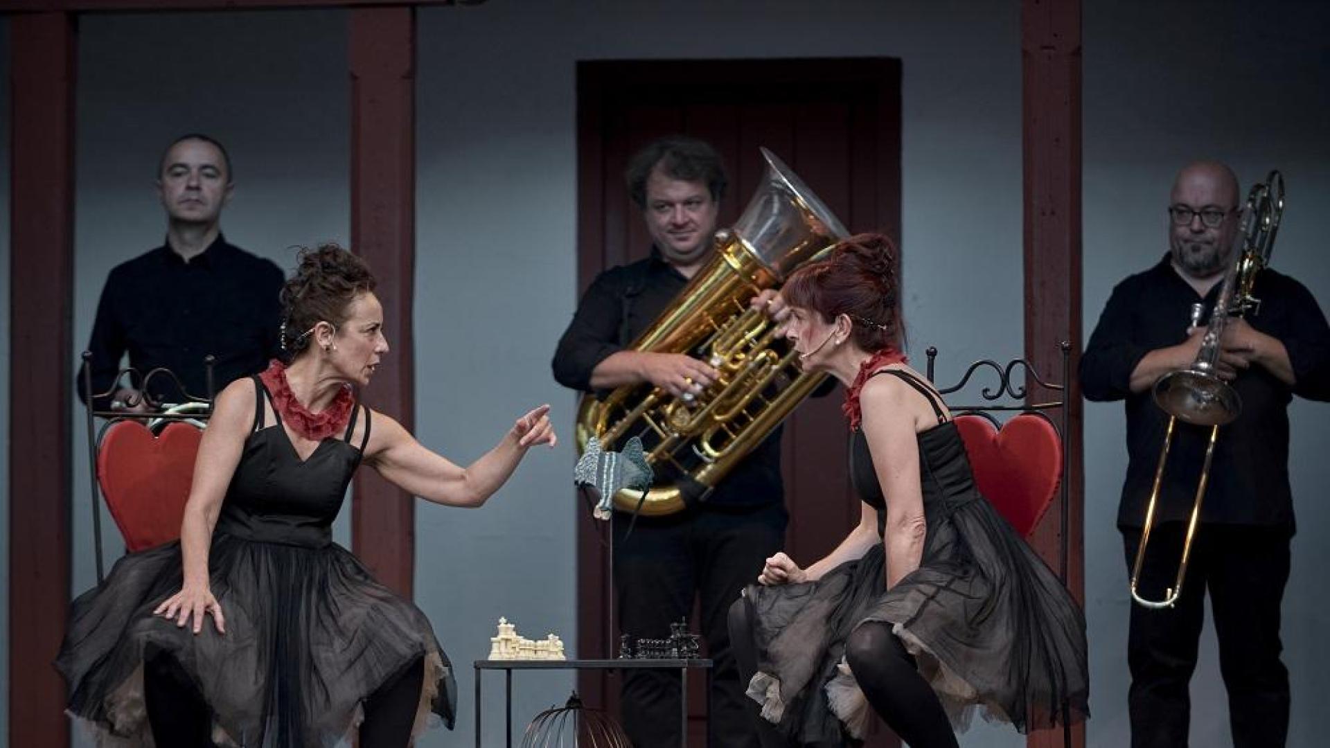 El grupo Pasadas las cuatro durante una representación de 'El burlador sin sardina' 

Festival Internacional de Teatro Clásico de Almagro
fotografiado por el fotógrafo Pablo Lorente