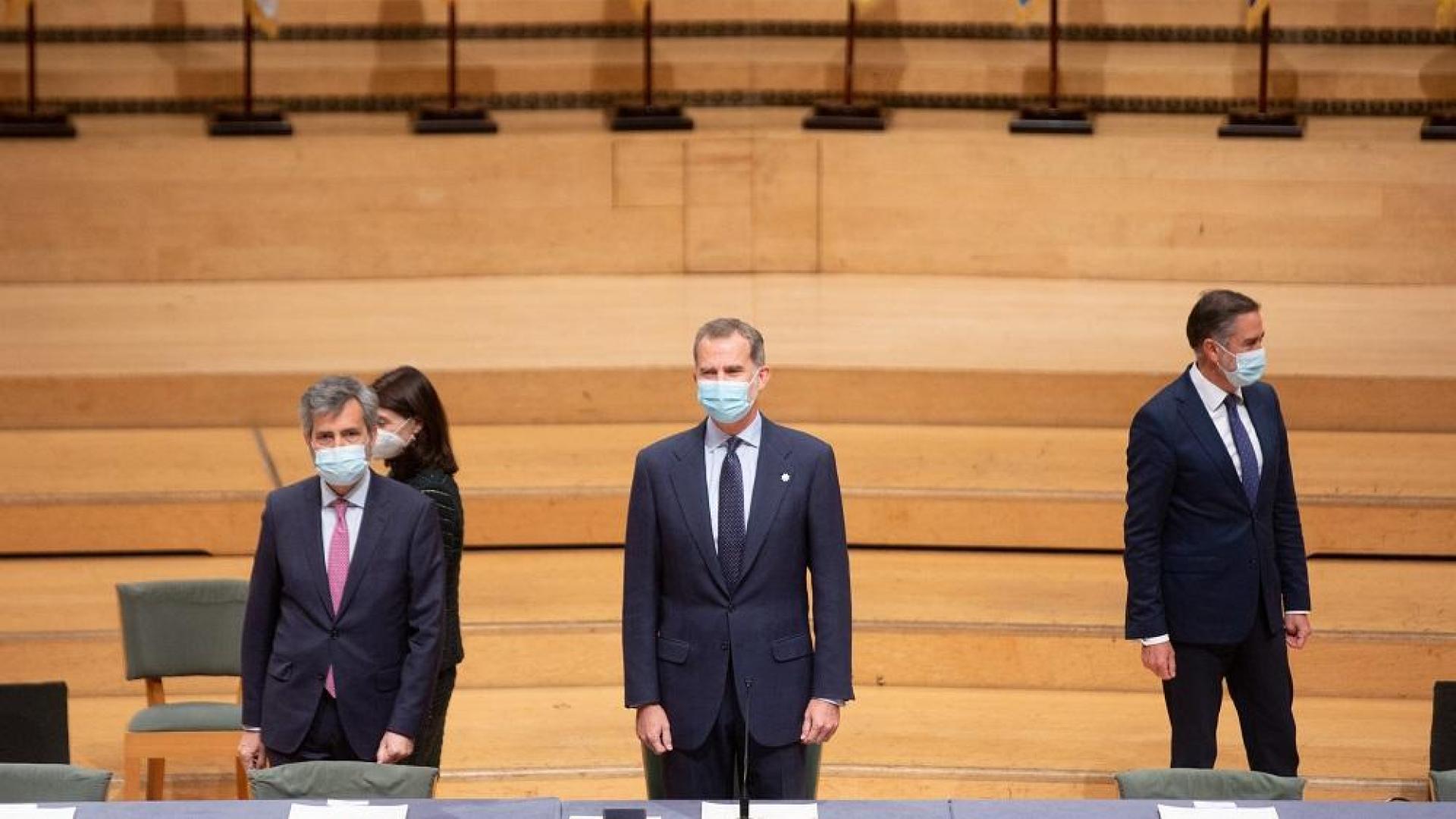 El presidente del CGPJ, Carlos Lesmes, y el rey Felipe VI en el acto de entrega de despachos a nuevos jueces en L'Auditori