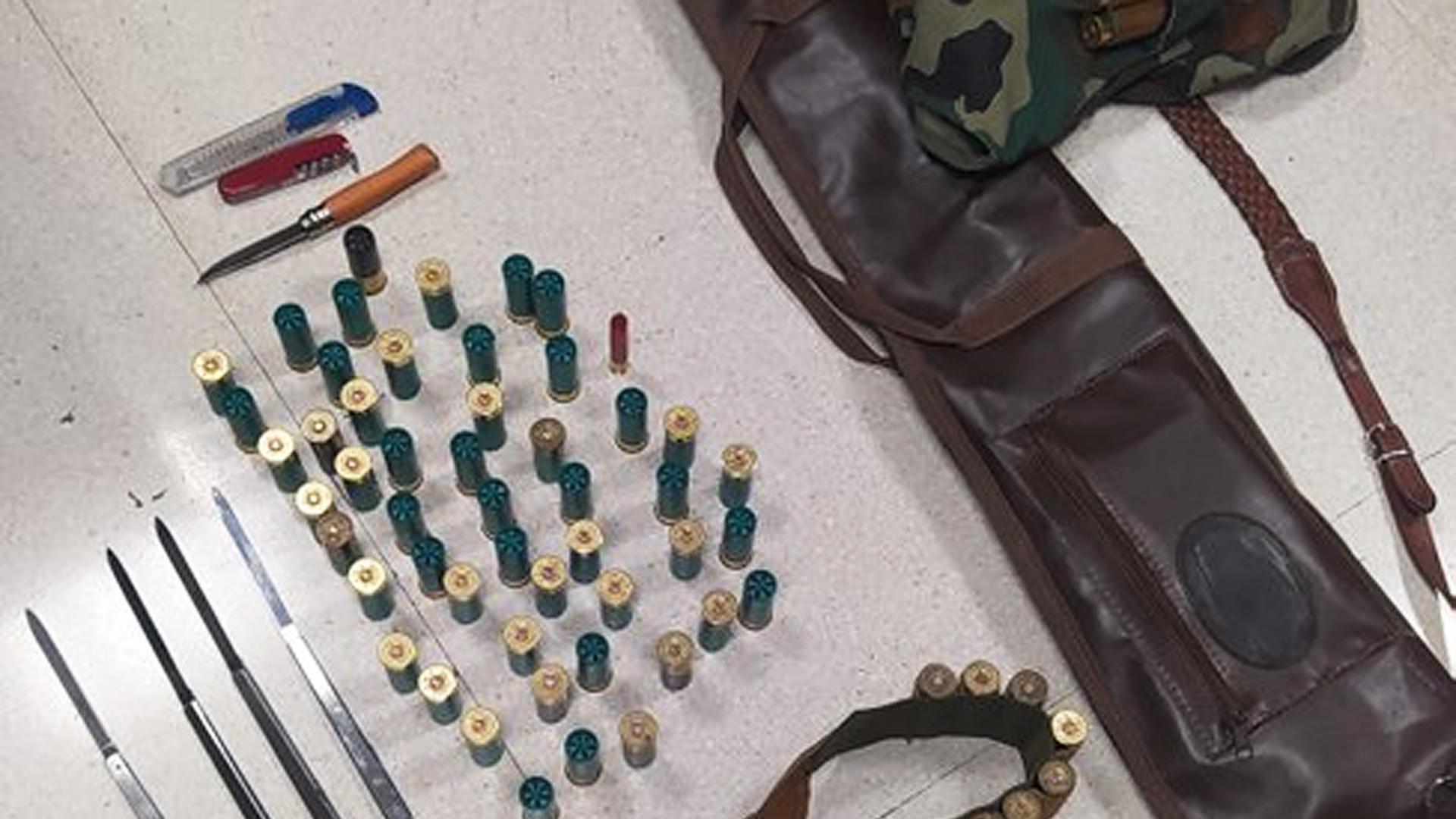 Armas incautadas al conductor que circulaba haciendo eses por la avenida Bayona de Pamplona