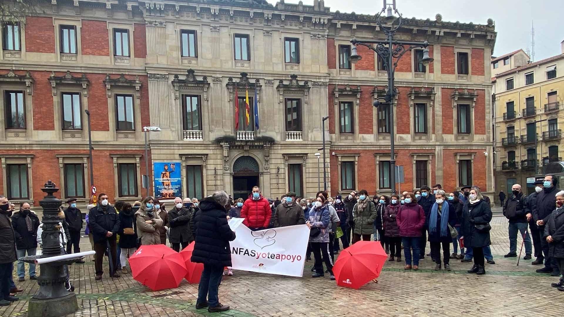 Personas reunidas este martes protestando a favor de Anfas