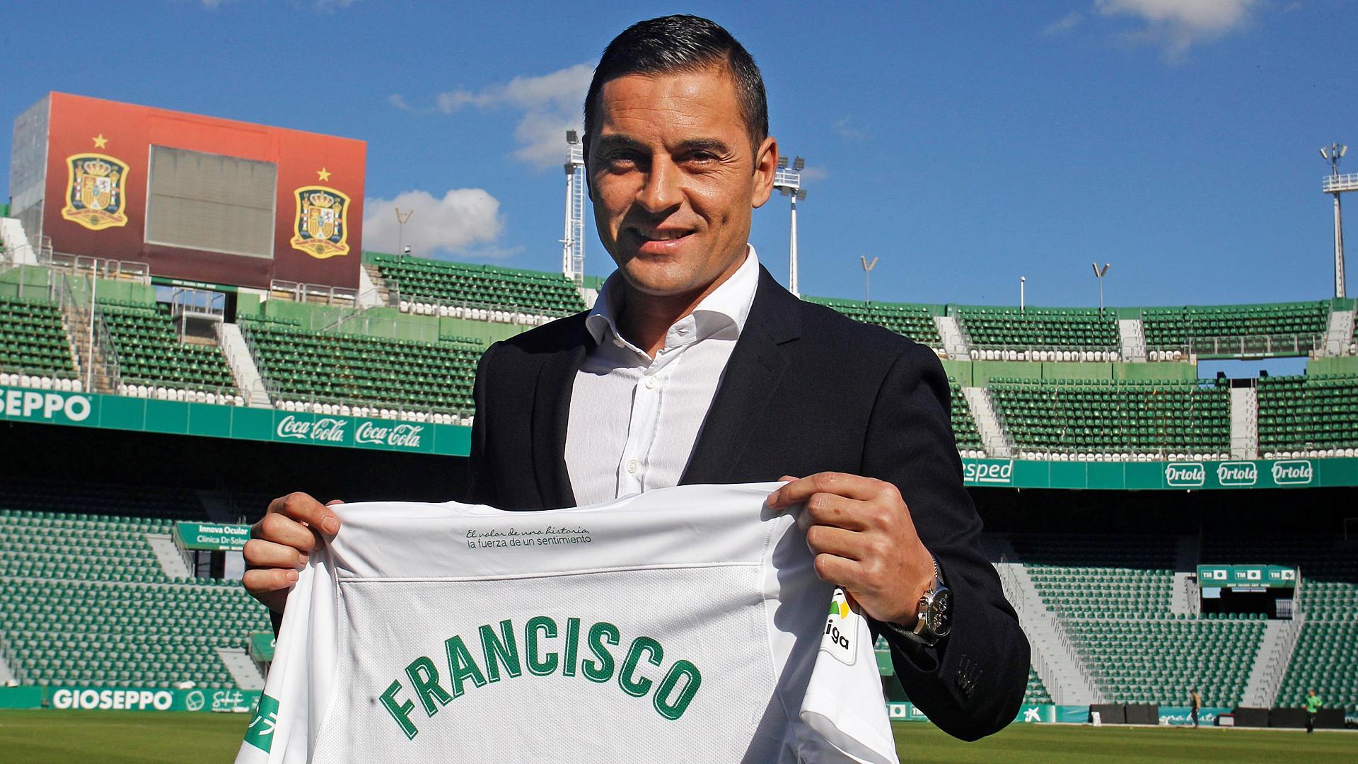 Francisco, con la camiseta del Elche sobre el cásped del Martínez Valero durante su presentación