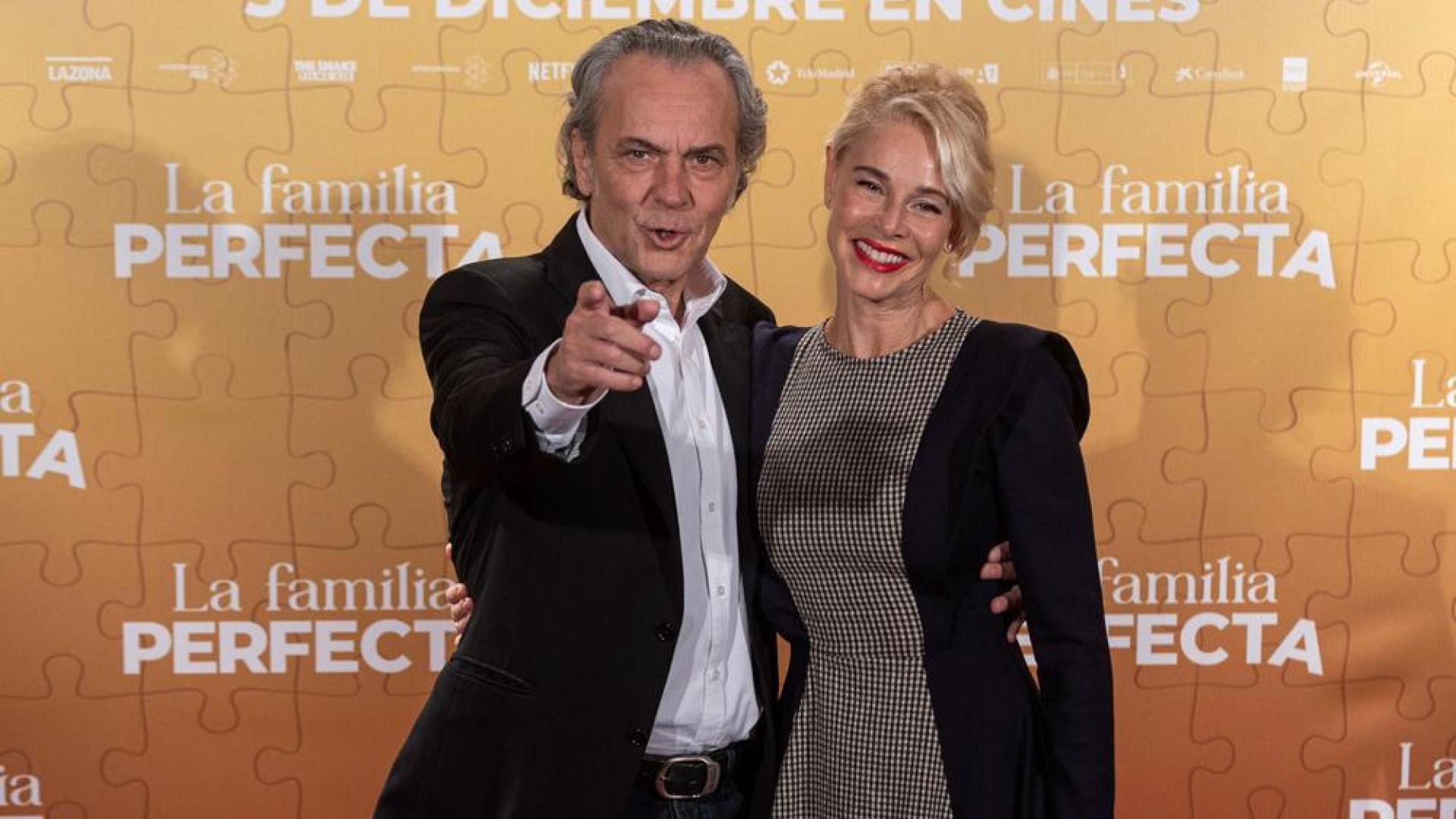 José Coronado y Belén Rueda posan durante la presentación de la película 'La familia perfecta' este lunes en Madrid