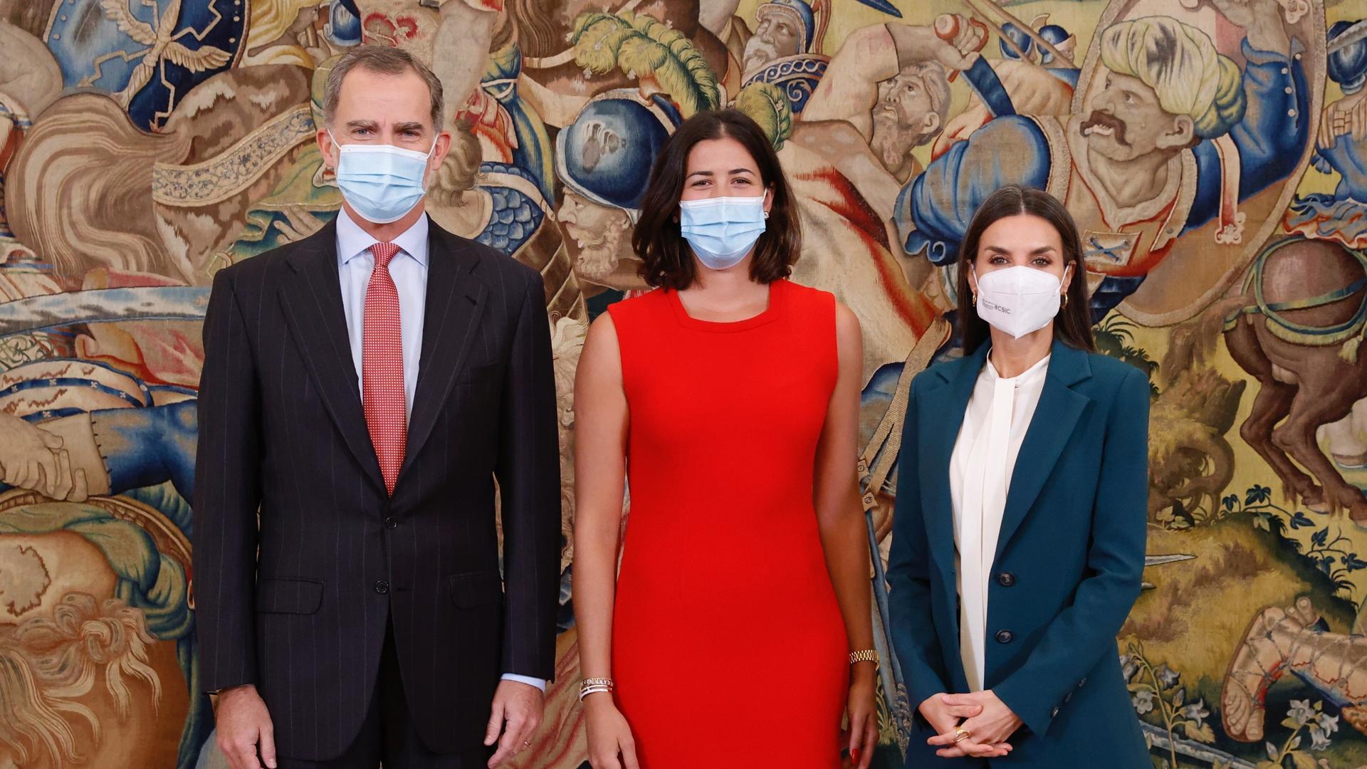 Los reyes de España Felipe y Letizia, y la tenista Garbiñe Muguruza, durante la audiencia este martes