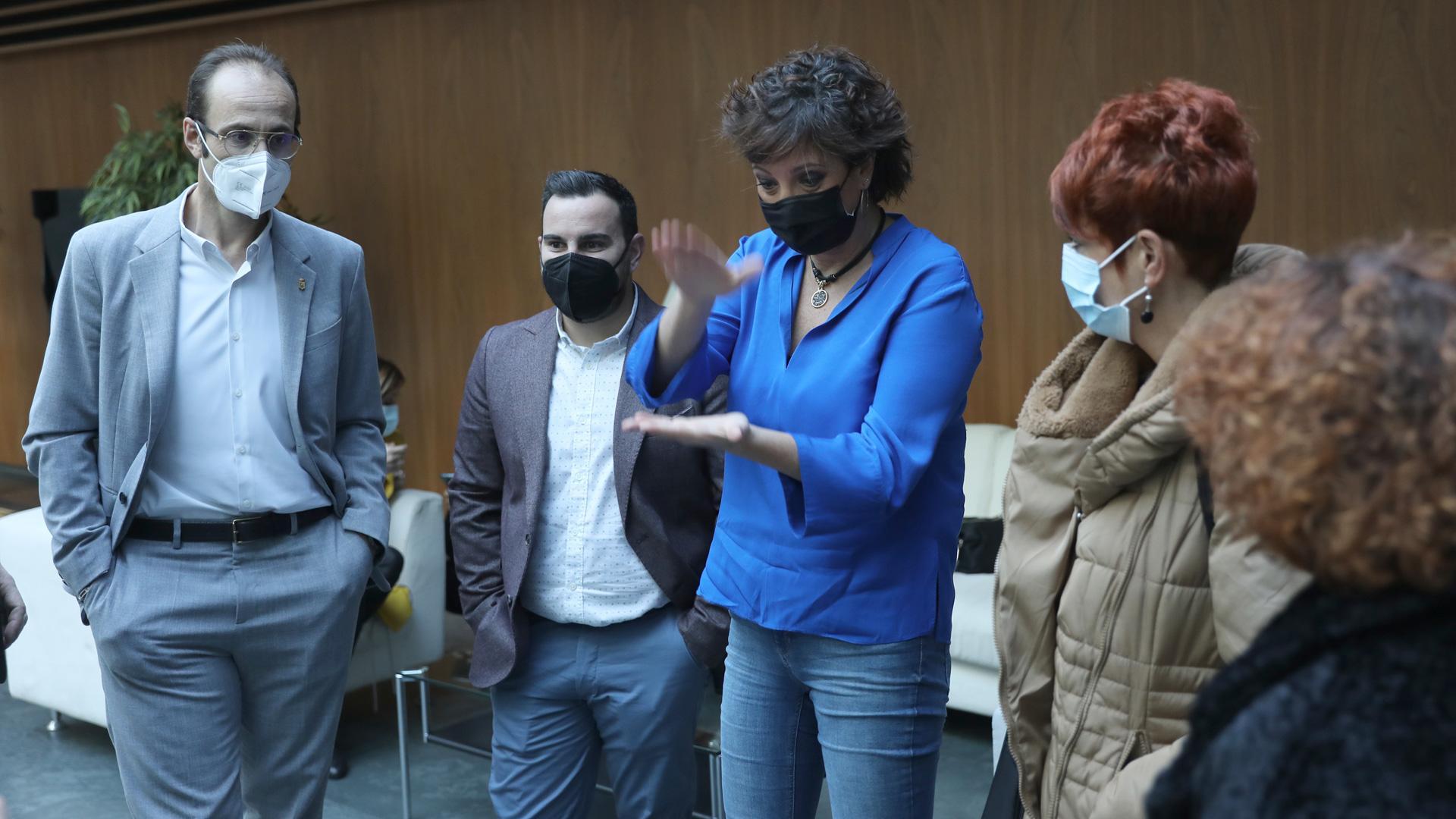 Jorge Aguirre, Carlos Mena y Ainhoa Unzu (PSN) y Bakartxo Ruiz (Bildu), en el Parlamento