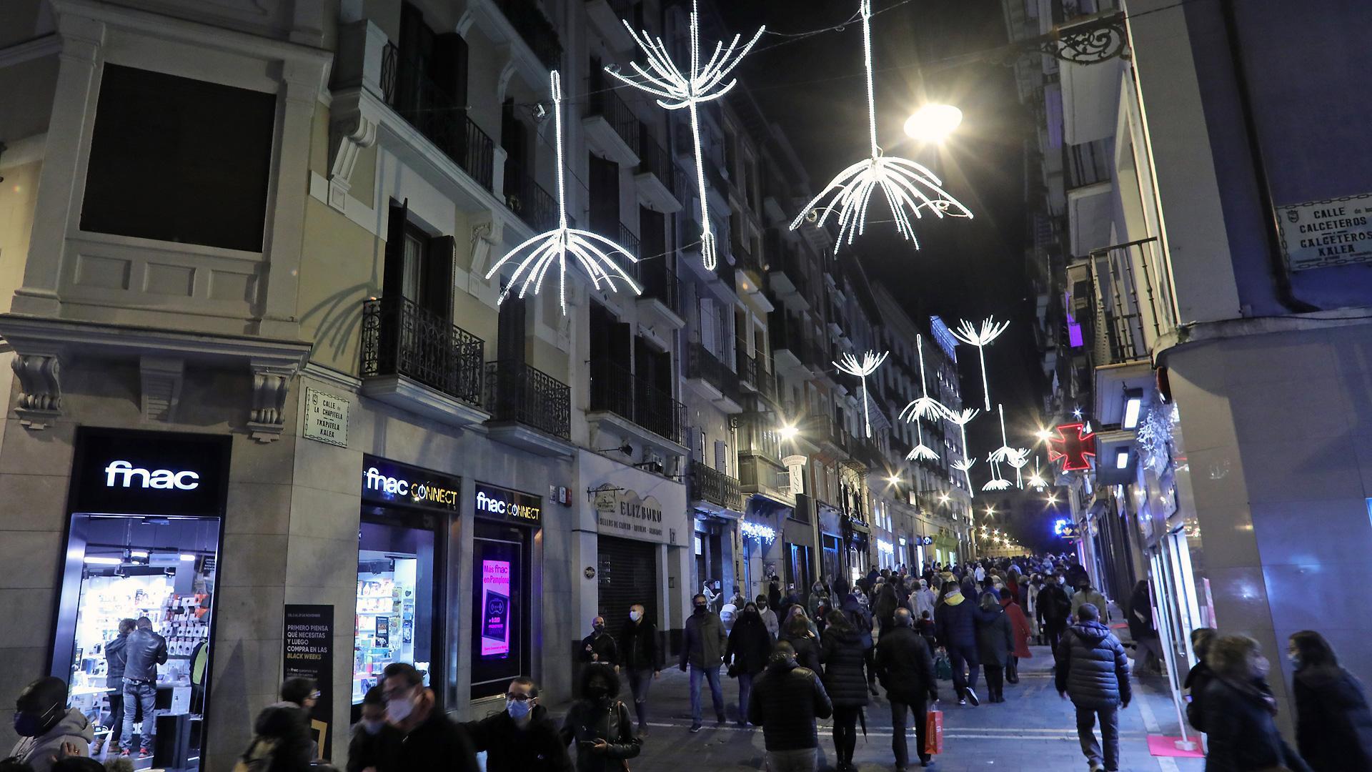 Ciudadanos pasean y hacen compras por la calle Chapitela de Pamplona