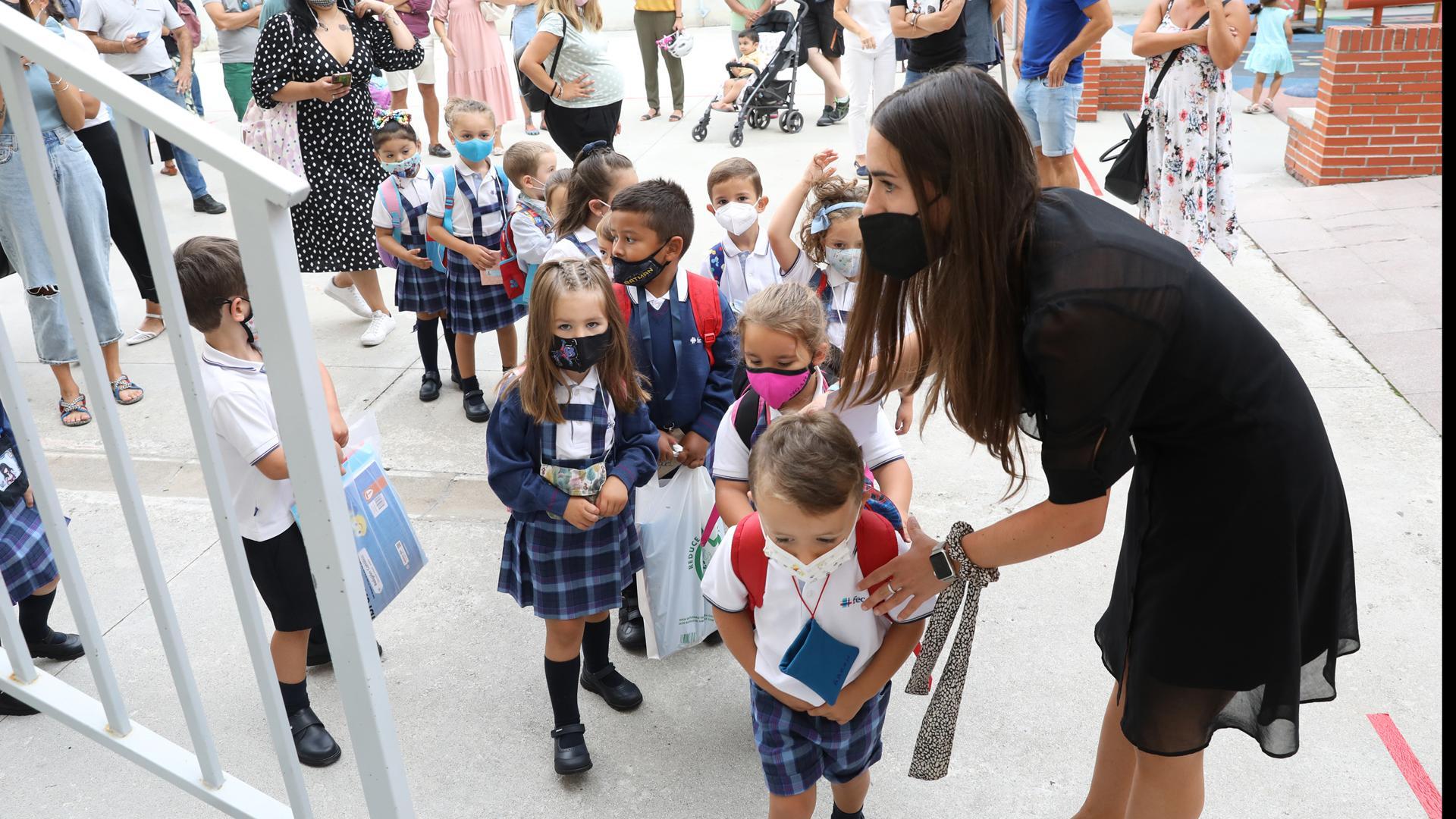 Una maestra del colegio pamplonés FEC Vedruna de Pamplona recibe a los alumnos en el primer día de curso. Las mujeres representan el 72% del profesorado en Navarra