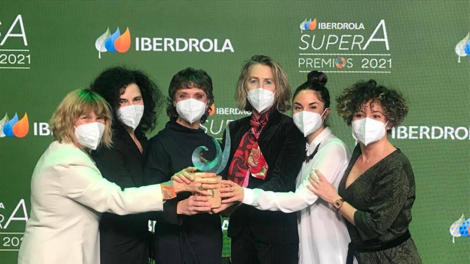 Las seis componentes de Mariburruntzis que acudieron a la entrega de premios en Madrid, con el galardón.