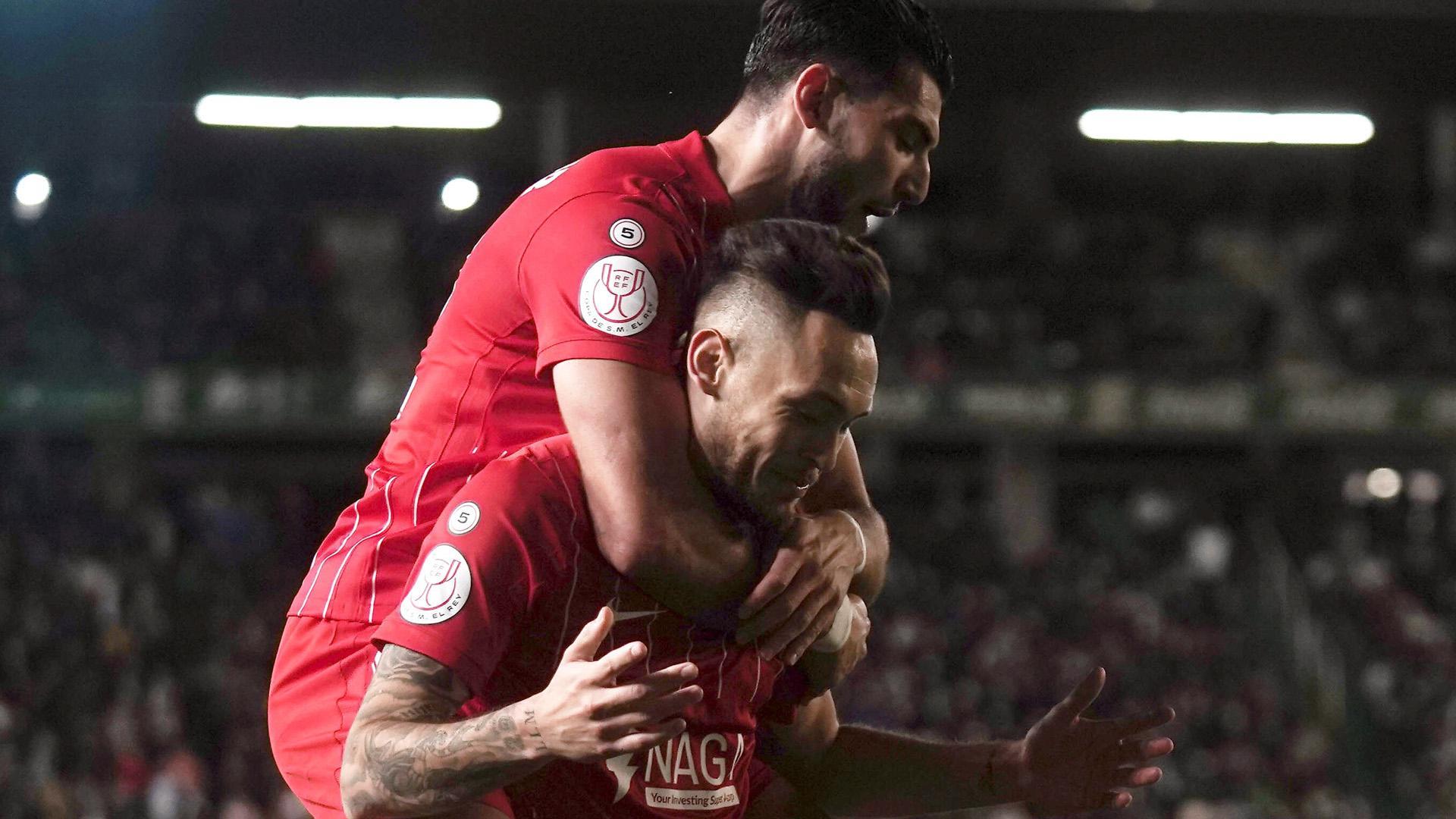 Rafa Mir y Ocampos celebran el único gol del Sevilla en el partido de Copa