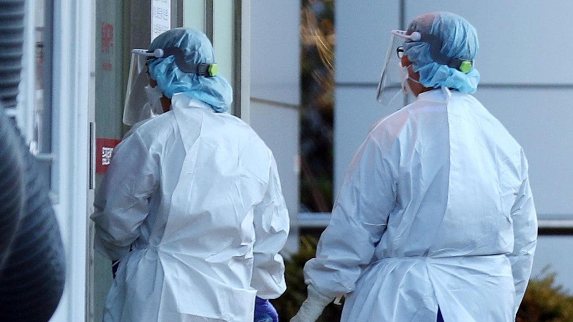 Dos médicos en Corea del Sur, en un hospital donde se han detectado casos de Omicron