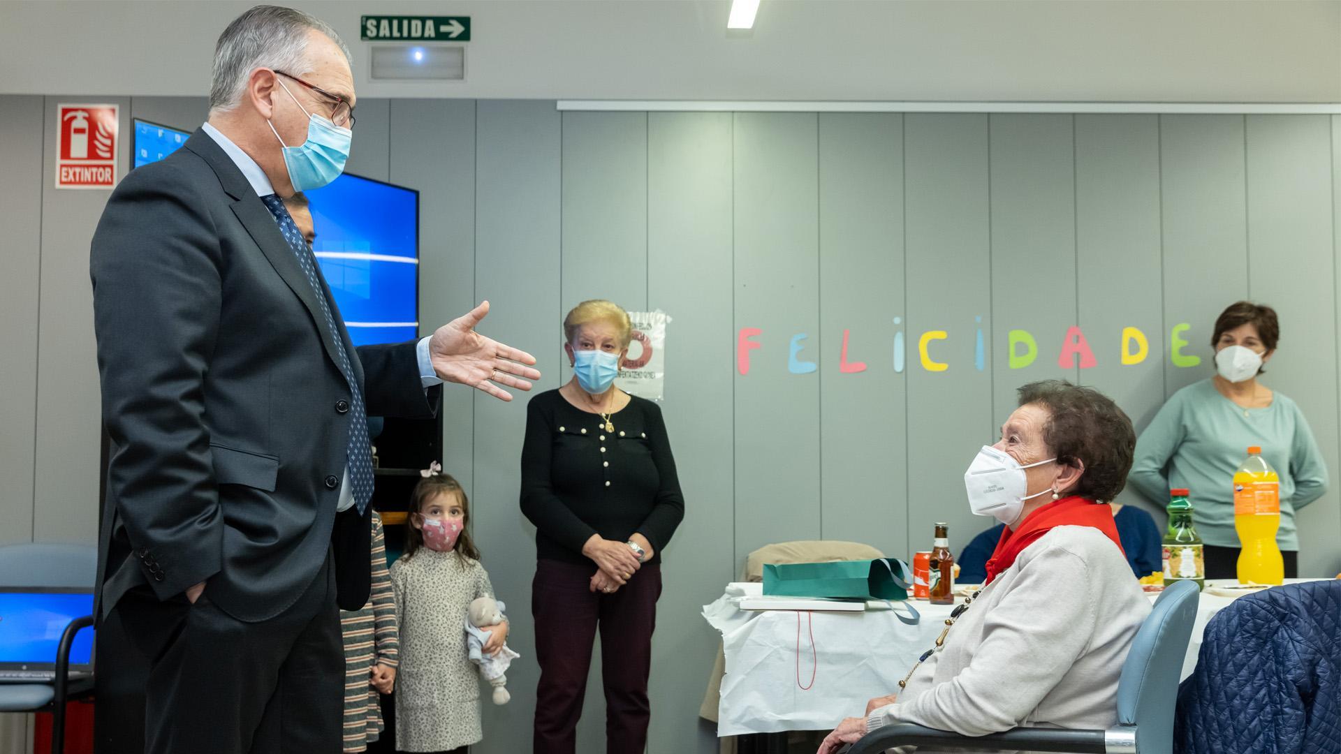 Enrique Maya visita a la pamplonesa Damiana Samino para felicitarle por su centenario