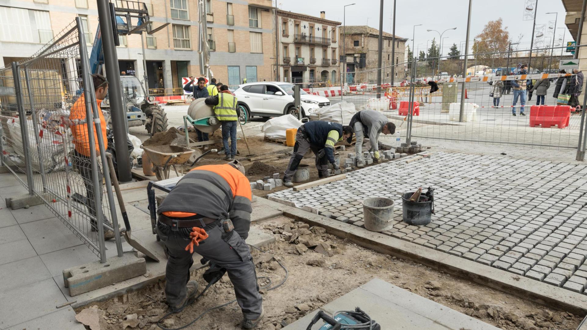 El paso de peatones adoquinado en la confluencia en la Avenida Zaragoza con el Paseo Pamplona.