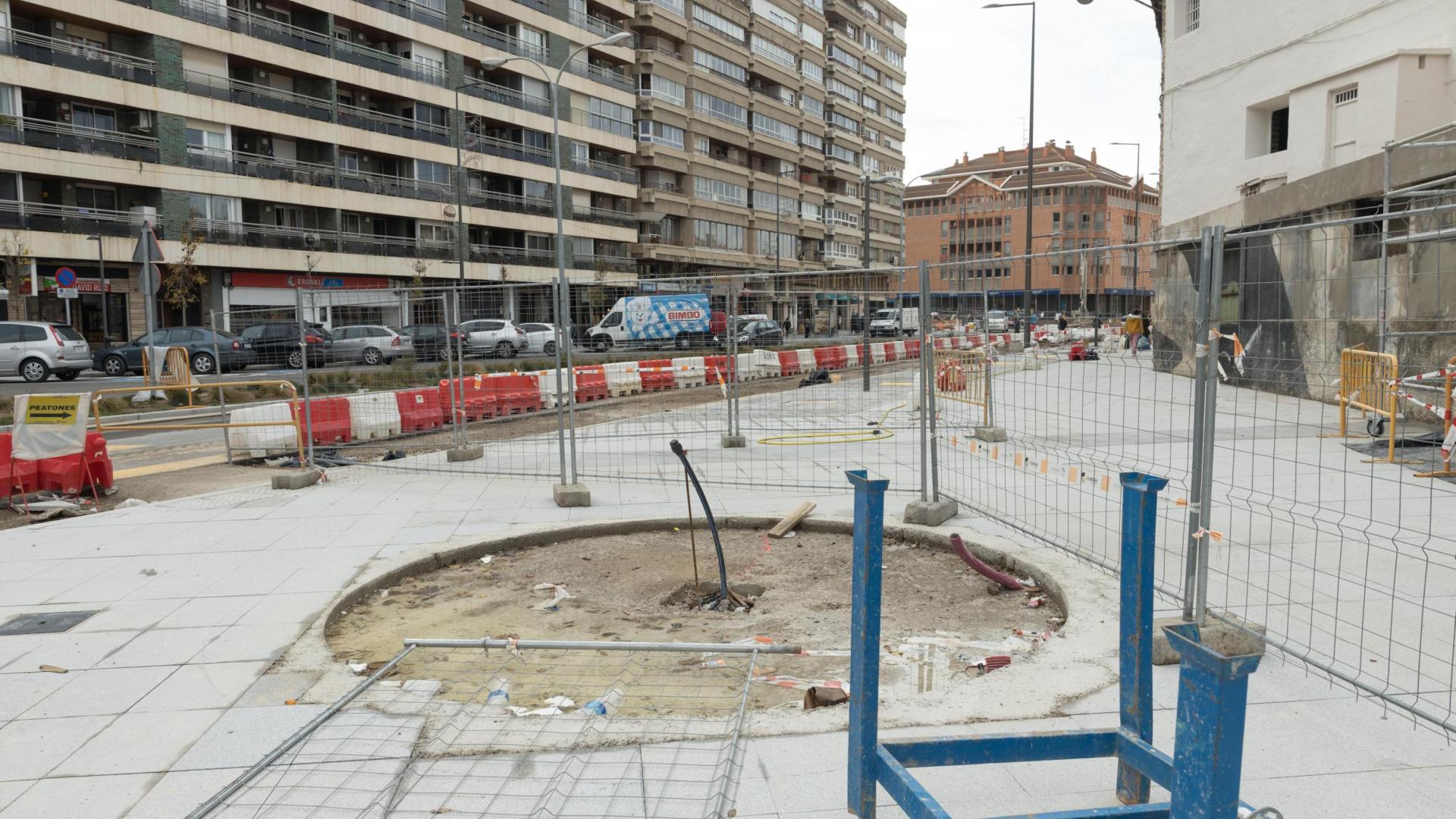La nueva zona de estancia que se ha conseguido con la ampliación de la acera que se ha hecho junto con el edificio de Sementales tendrá una jardinera circular.