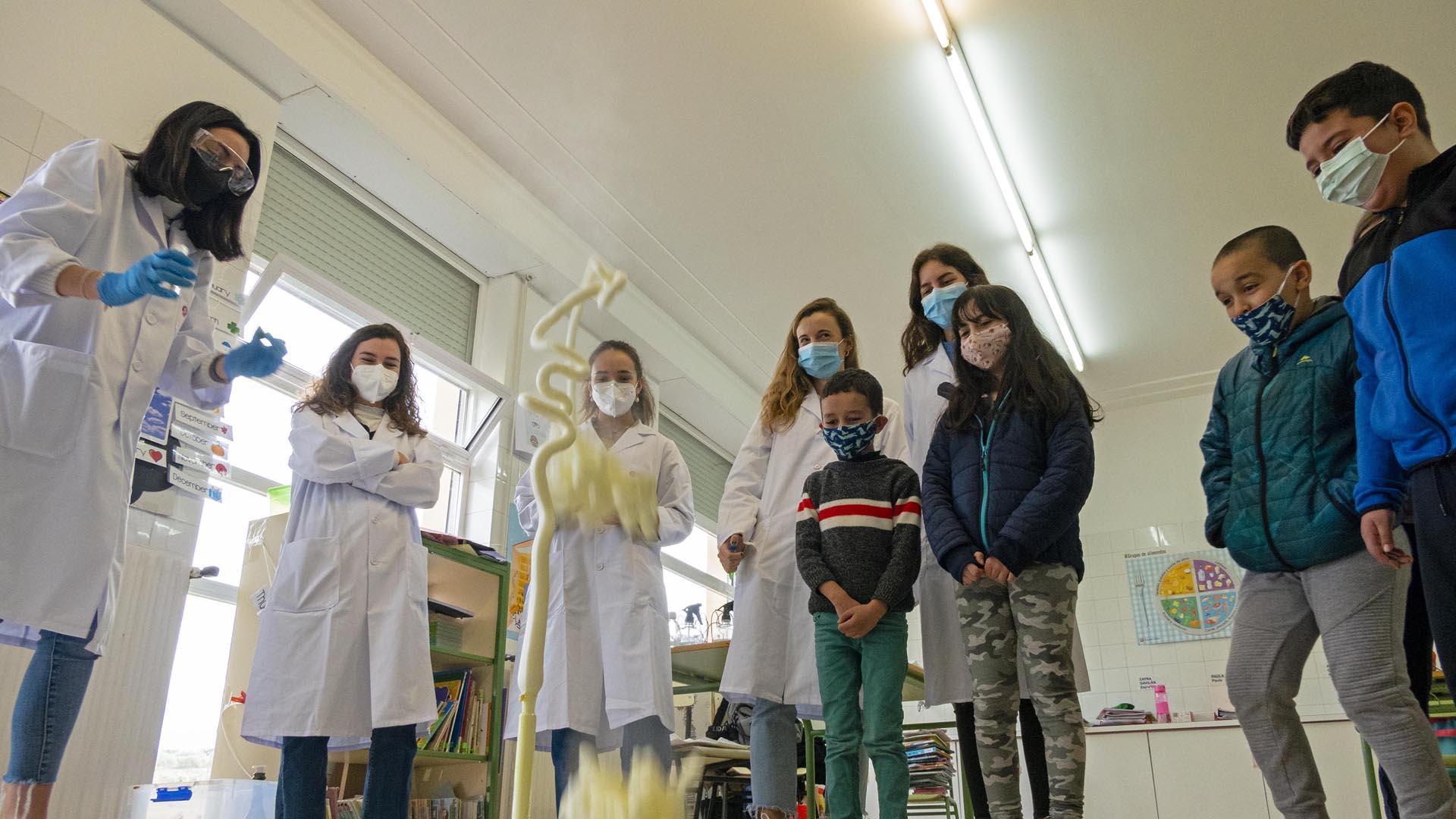 Alumnas de Bioquímica de la UN realizan experimentos de Física con escolares del colegio de Allo en su iniciativa de acercar mujeres a la Ciencia