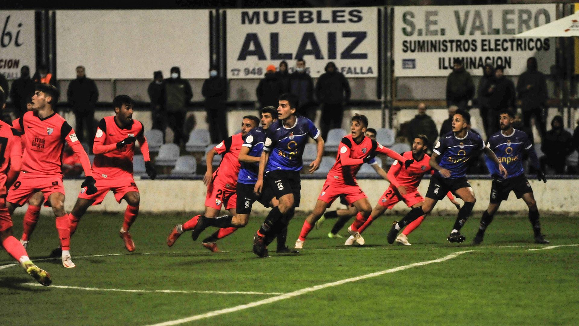 Los jugadores de la Peña Sport defienden una acción a balón parado del Málaga durante la segunda mitad. Una segunda parte donde los de Tafalla plantaron cara a los andaluces