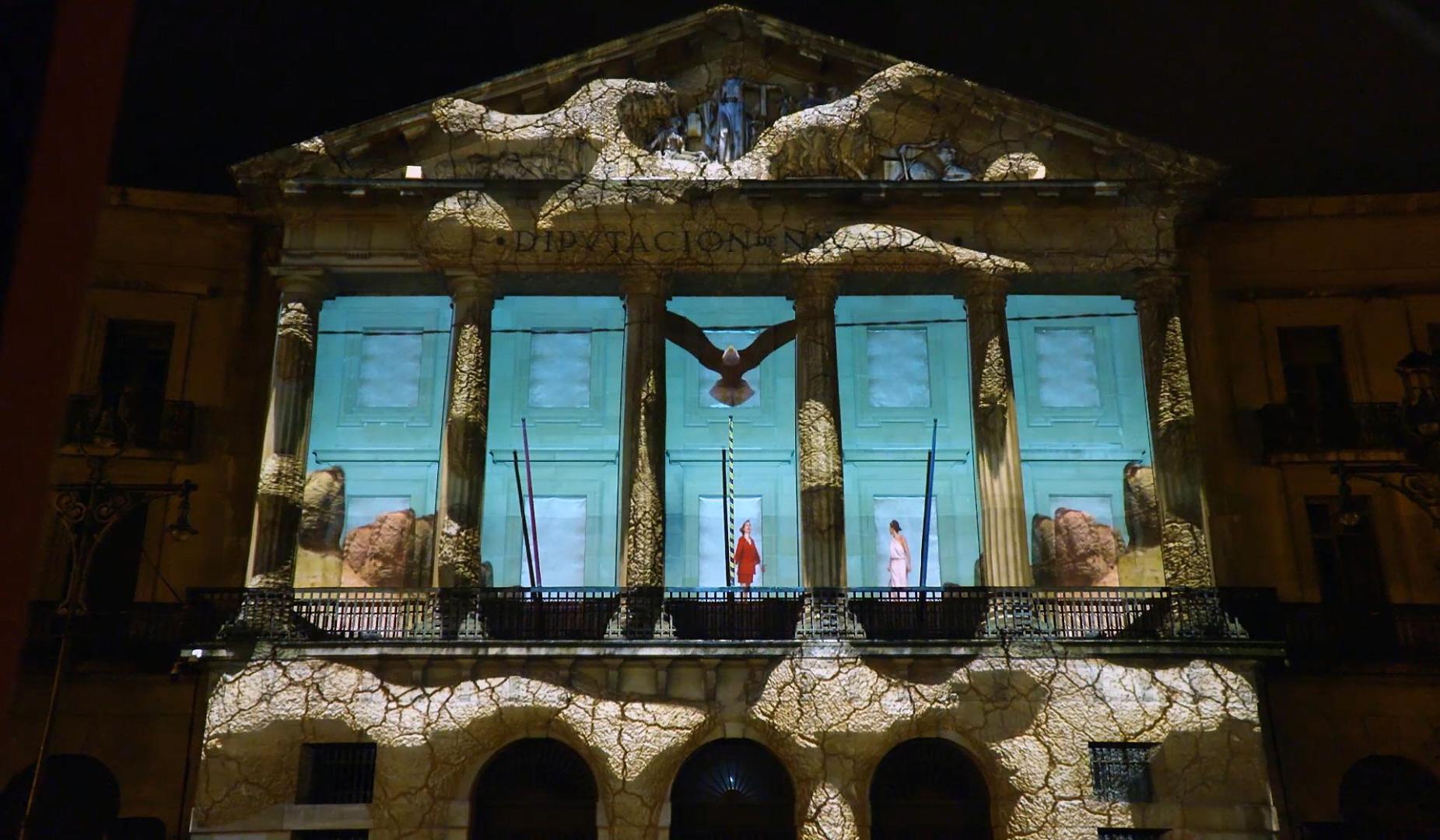 Con motivo de la conmemoración del Día de Navarra, este año se va a realizar un evento novedoso y artístico dirigido a toda la ciudadanía, que de forma gratuita podrá presenciar una proyección de ‘videomapping’ sobre la fachada del Palacio de Navarra. Se trata de una técnica visual para proyectar imágenes en movimiento o en 3D sobre superficies reales.