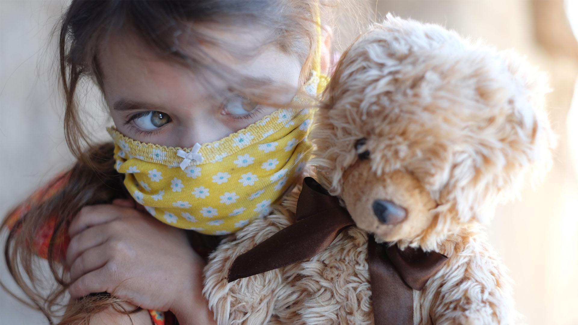 Una niña, con su mascota