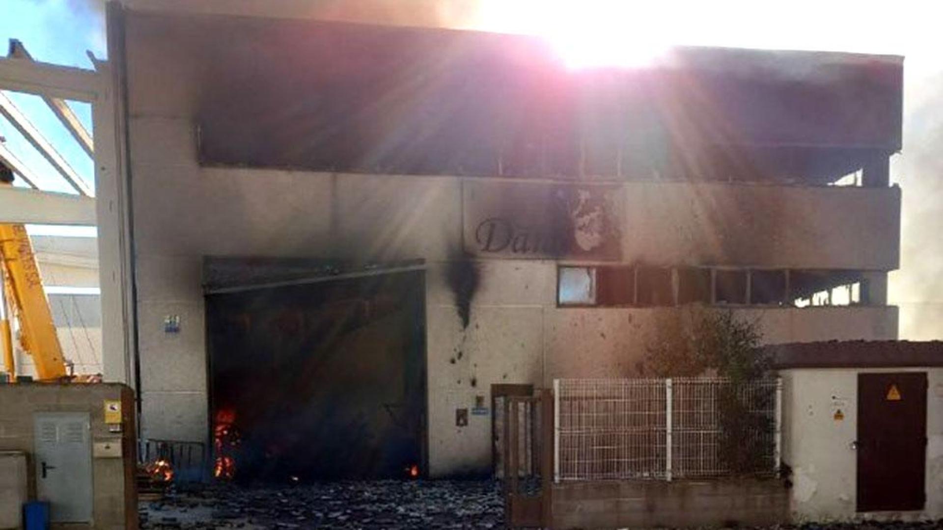Incendio en el párking de una empresa de un polígono industrial de L'Arboç (Tarragona)