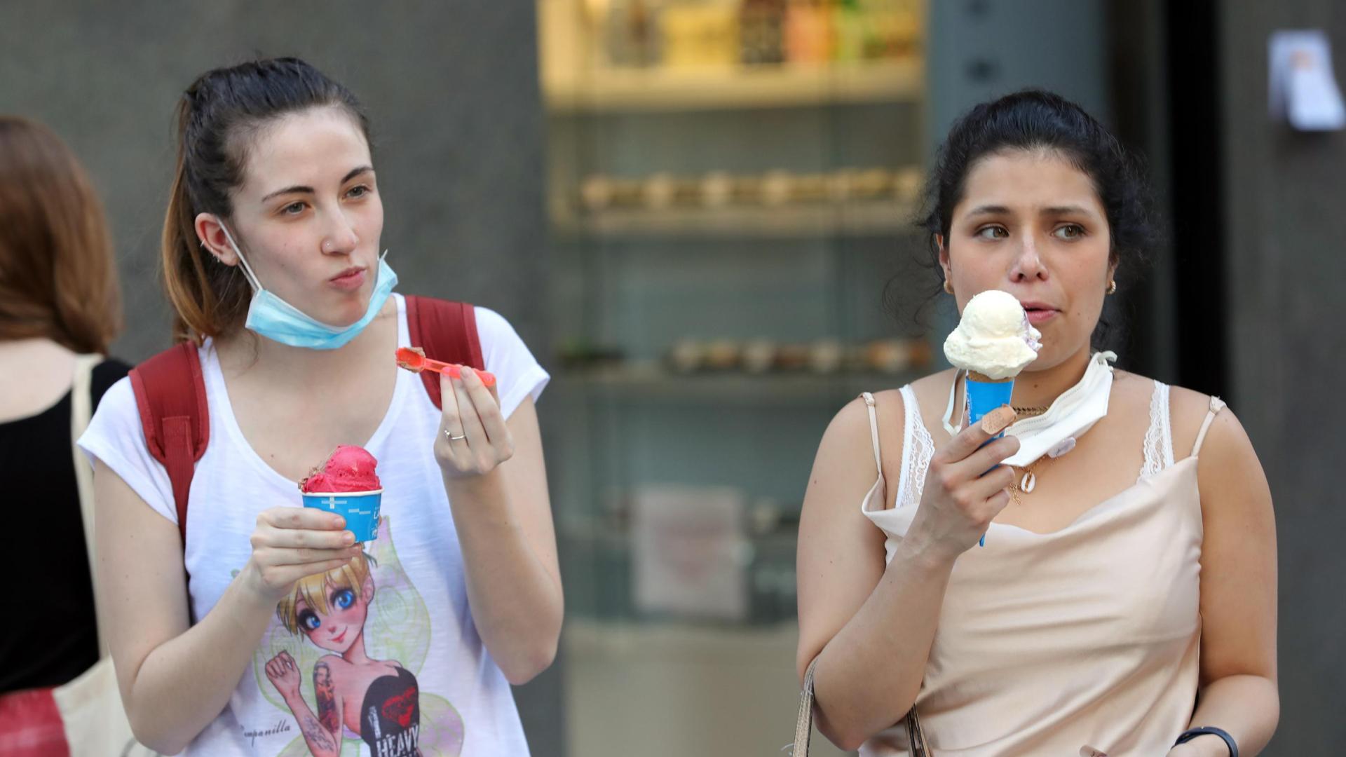 Dos jóvenes comiendo helado
