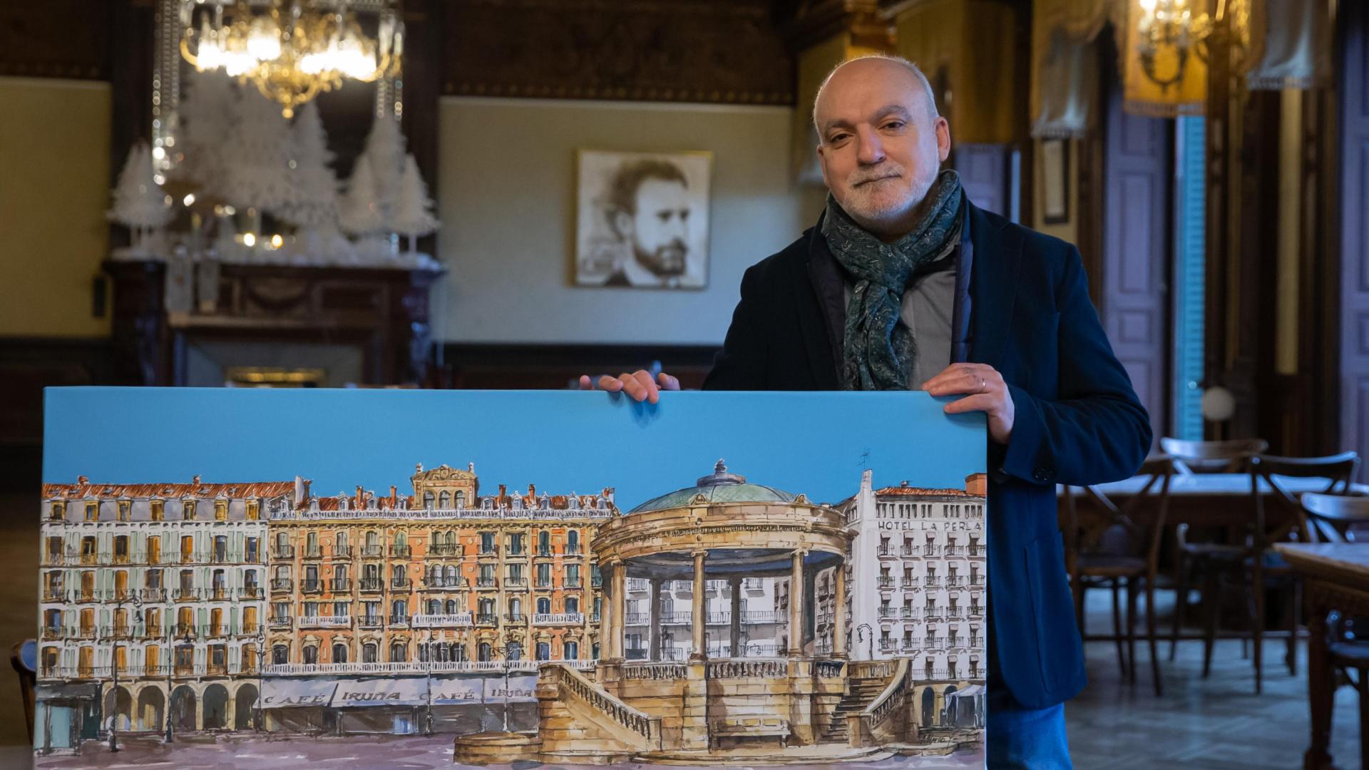 Alberto Marcos Yagüe, junto a una de las acuarelas de gran formato sobre la Plaza del Castillo, en la exposición instalada en el Nuevo Casino Principal.