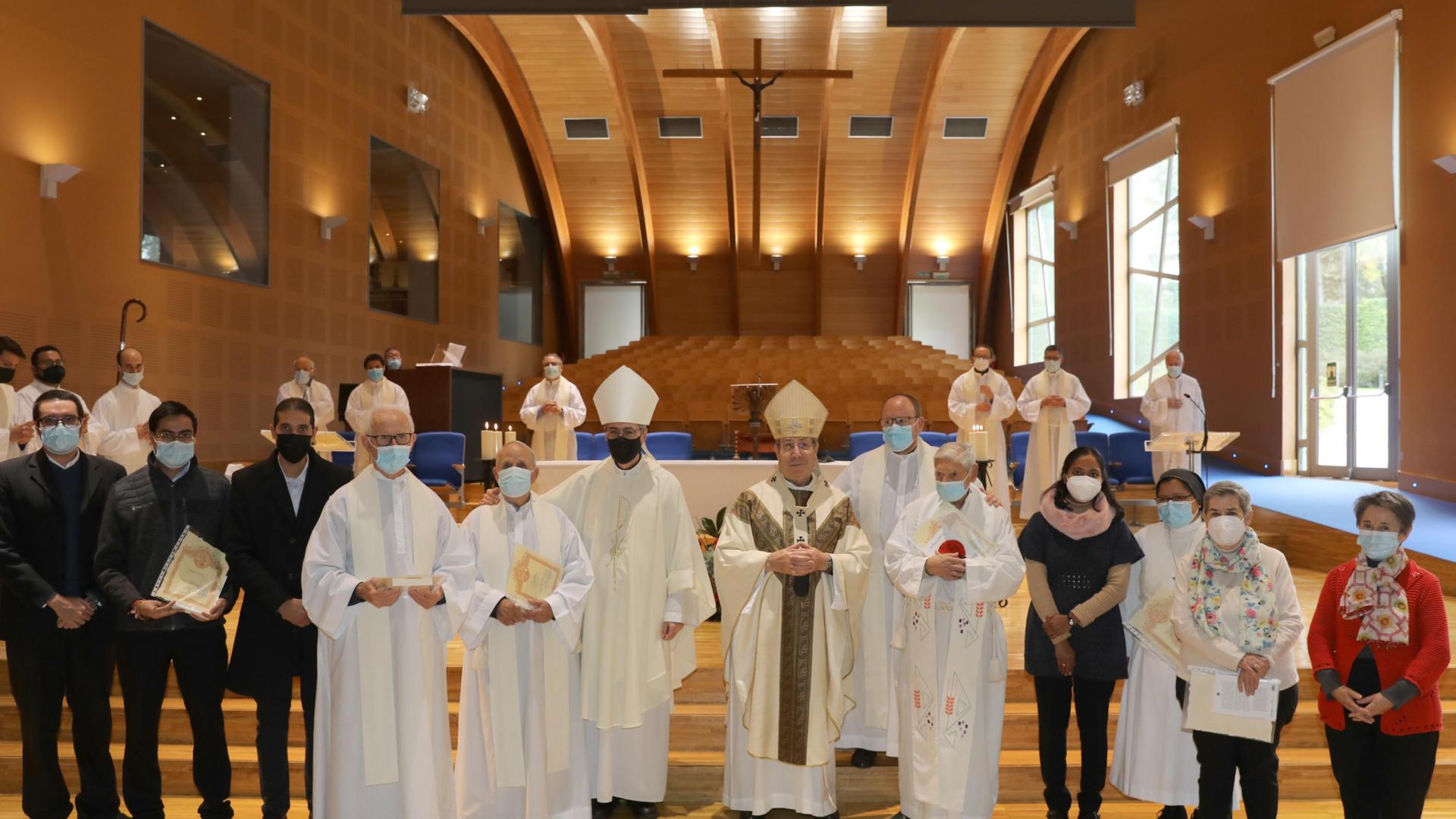 El arzobispo, Francisco Pérez, y su obispo auxiliar, Juan Antonio Aznárez, junto a una representación de los homenajeados