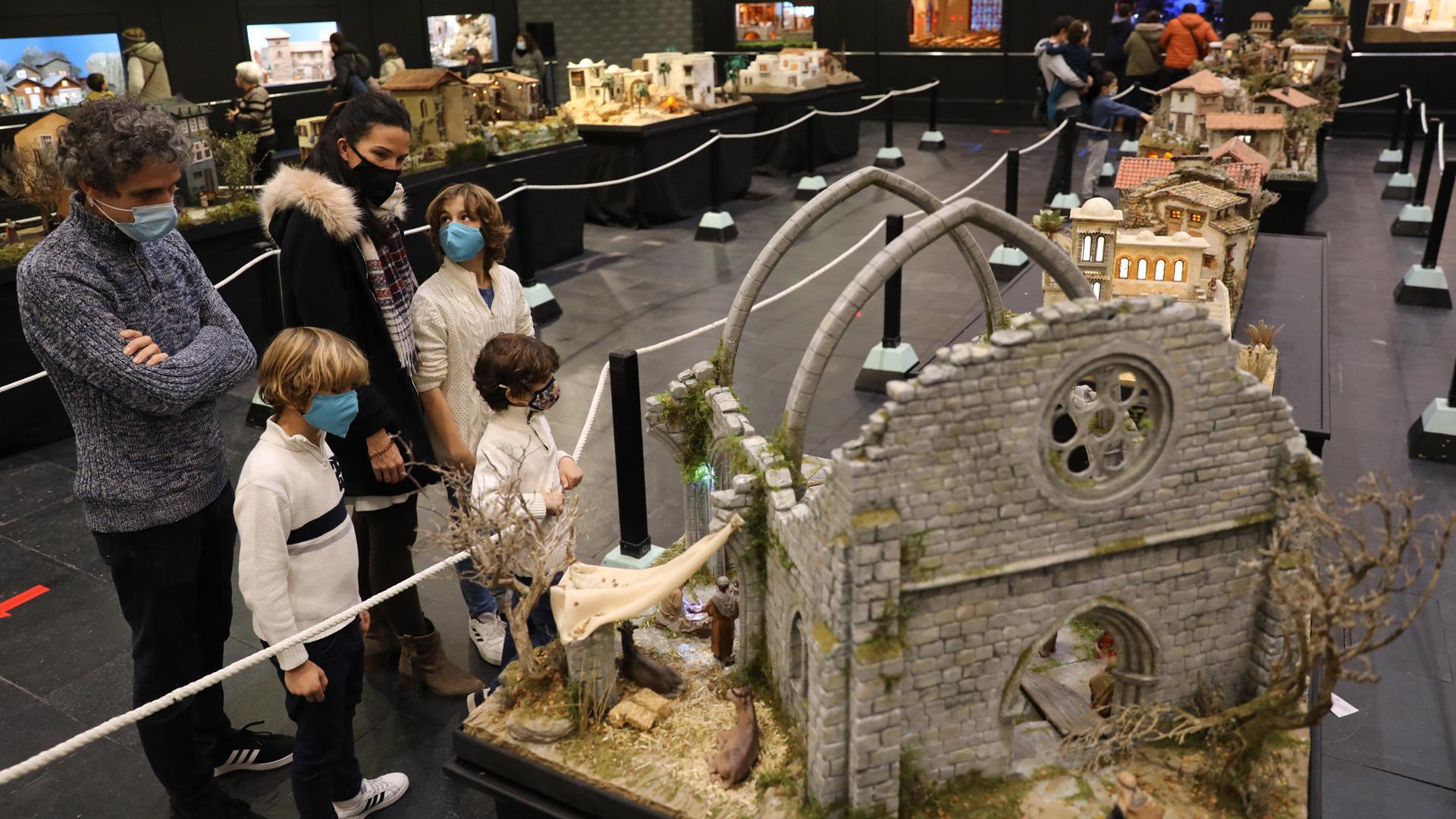 La familia Navarro Moriana, con Xabi, Aimar y Aitor, recorrió la exposición
