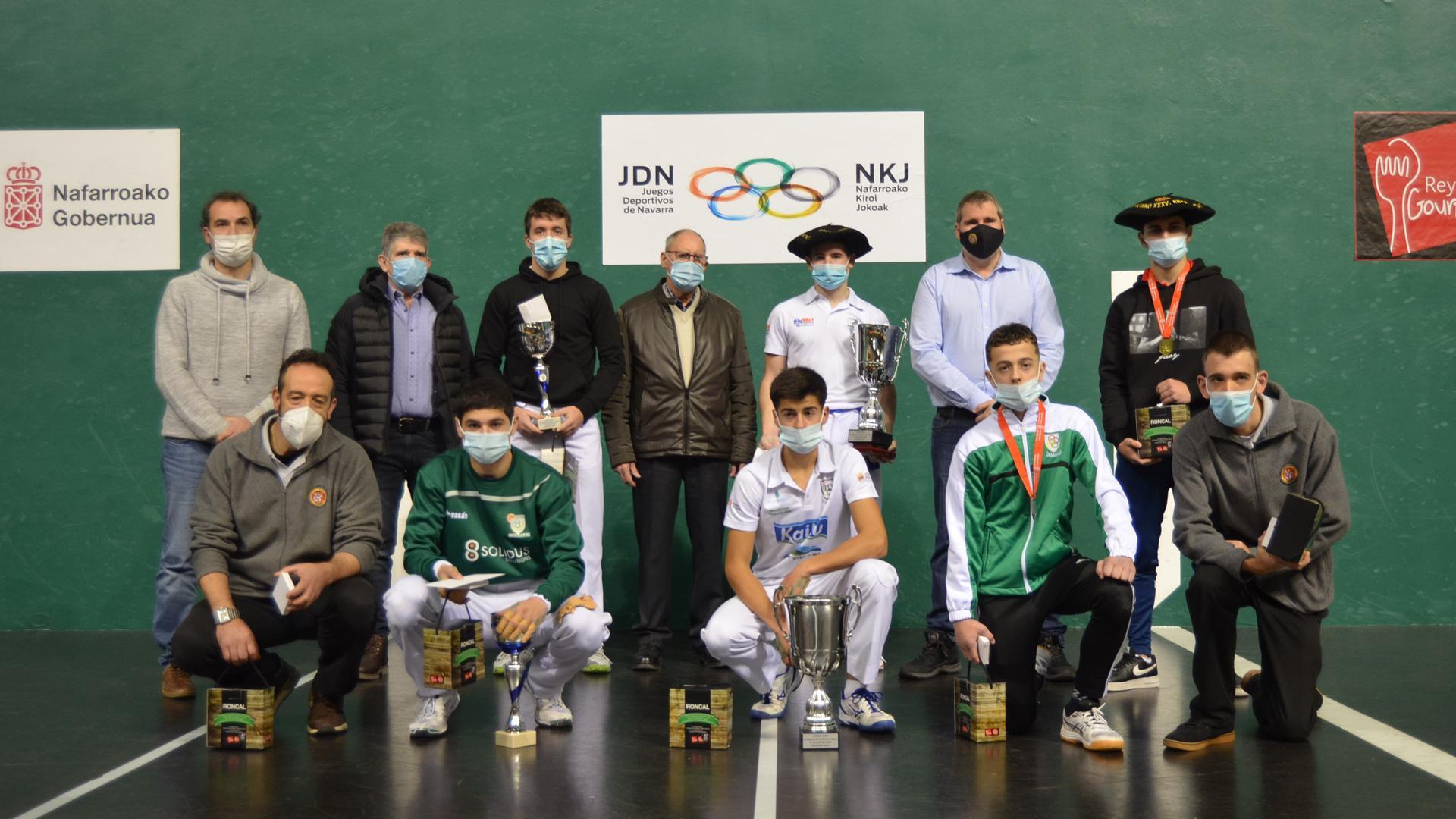 De pie: Joseba Ordoki, concejal de Deportes de Lekunberri, Manuel Mari Mazo, sobrino de Guillermo, Mikel Mikelarena, Pablo López de Goicoechea, Beñat Apezetxea, Javier Conde, presidente de la FNPV, y Daniel Sánchez. Abajo: Jesús Garrido, Jon Tirado, Andoni Sarasíbar, Julen Rekalde y Urko Villares