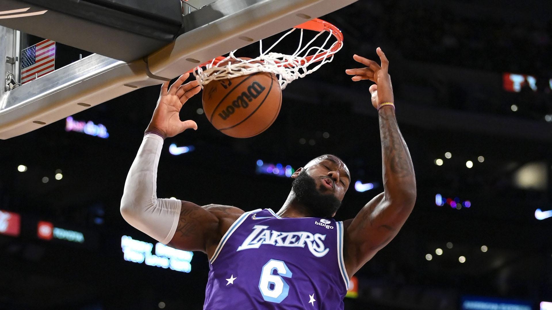 LeBron James hace un mate en el partido ante Los Angeles Clippers