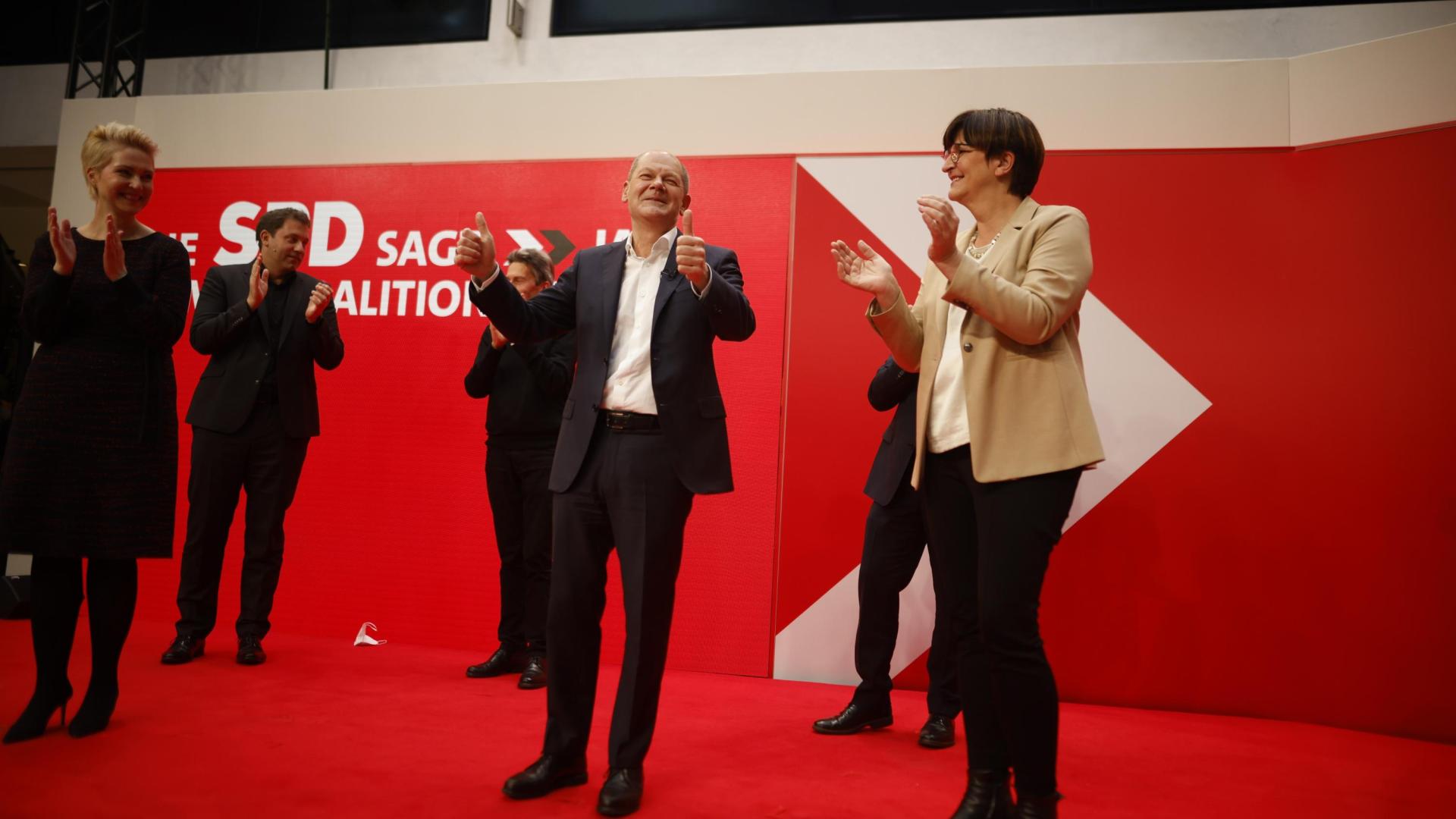 Manuela Schwesig, el canciller Olaf Scholz y Saskia Esken durante la celebración de la conferencia para aprobar la coalición de Gobierno liderada por el SPD en Alemania