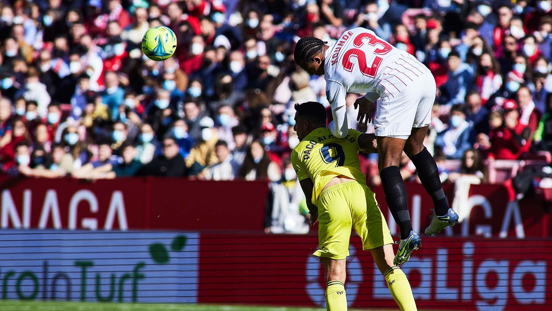 Jules Kounde se anticipa por arriba a Paco Alcácer durante el encuentro