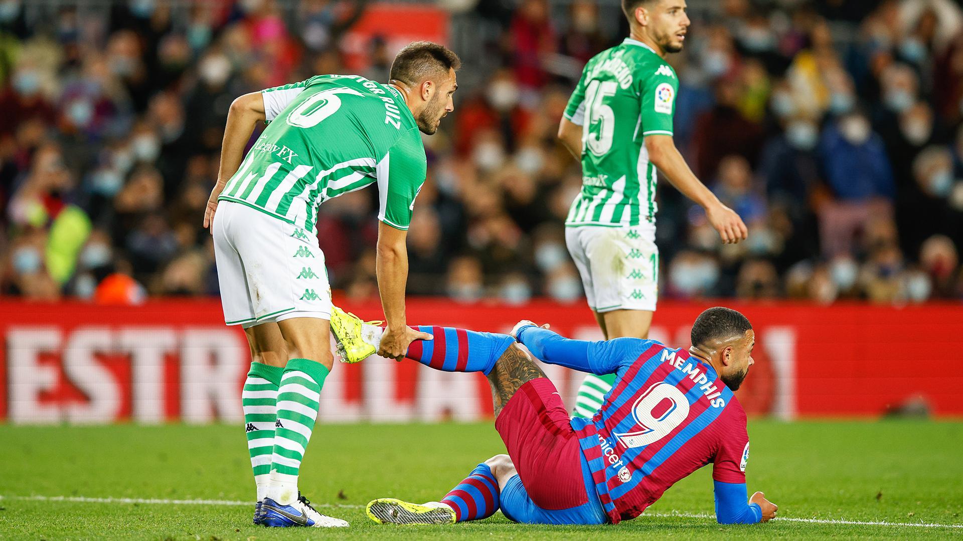 Victor Ruiz se interesa por el estado del delantero del F.C. Barcelona, Memphis Depay, durante el choque