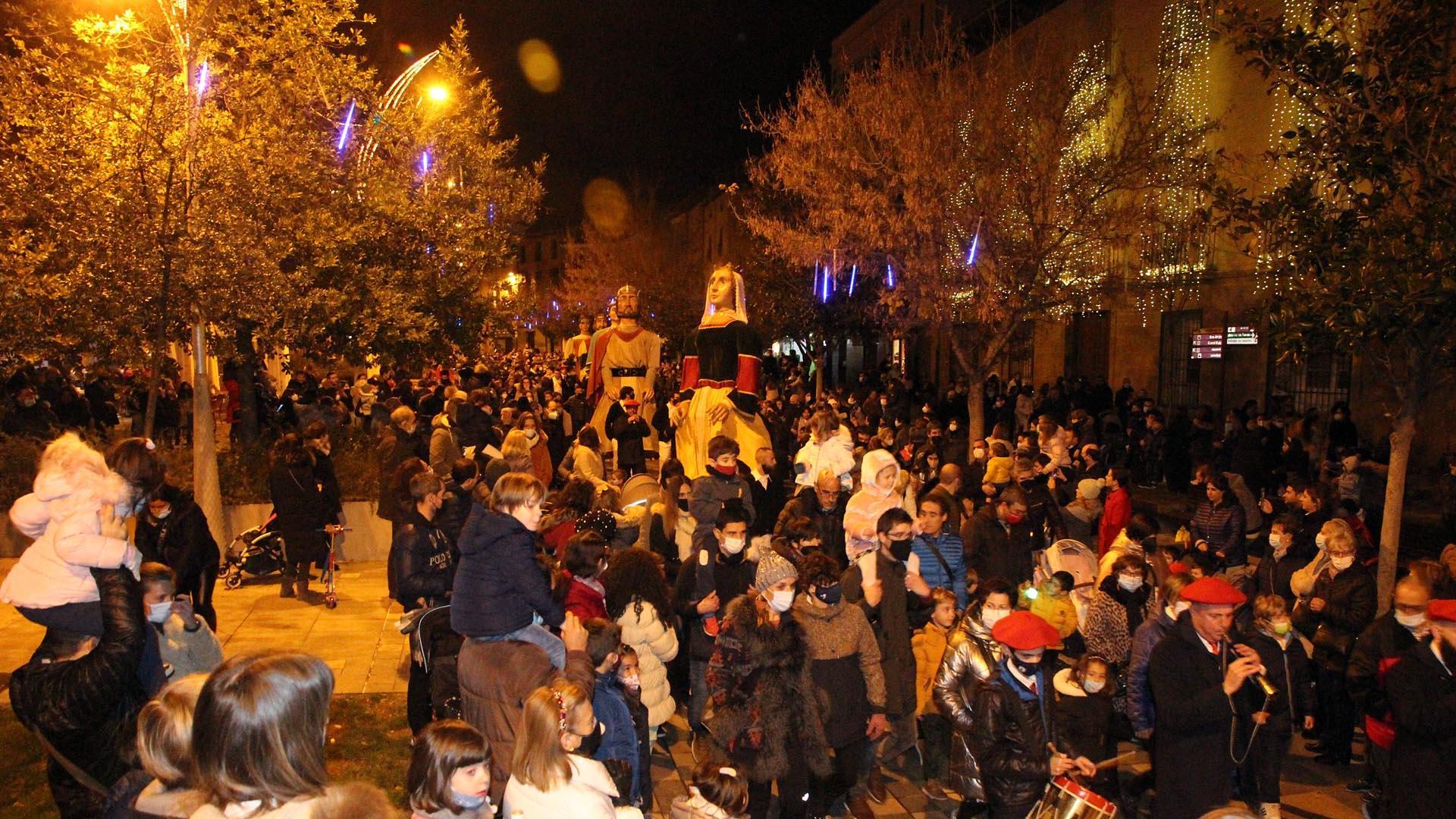 Multitudinario recibimiento a la comparsa de Gigantes de Tudela en su regreso a las calles tras la pandemia