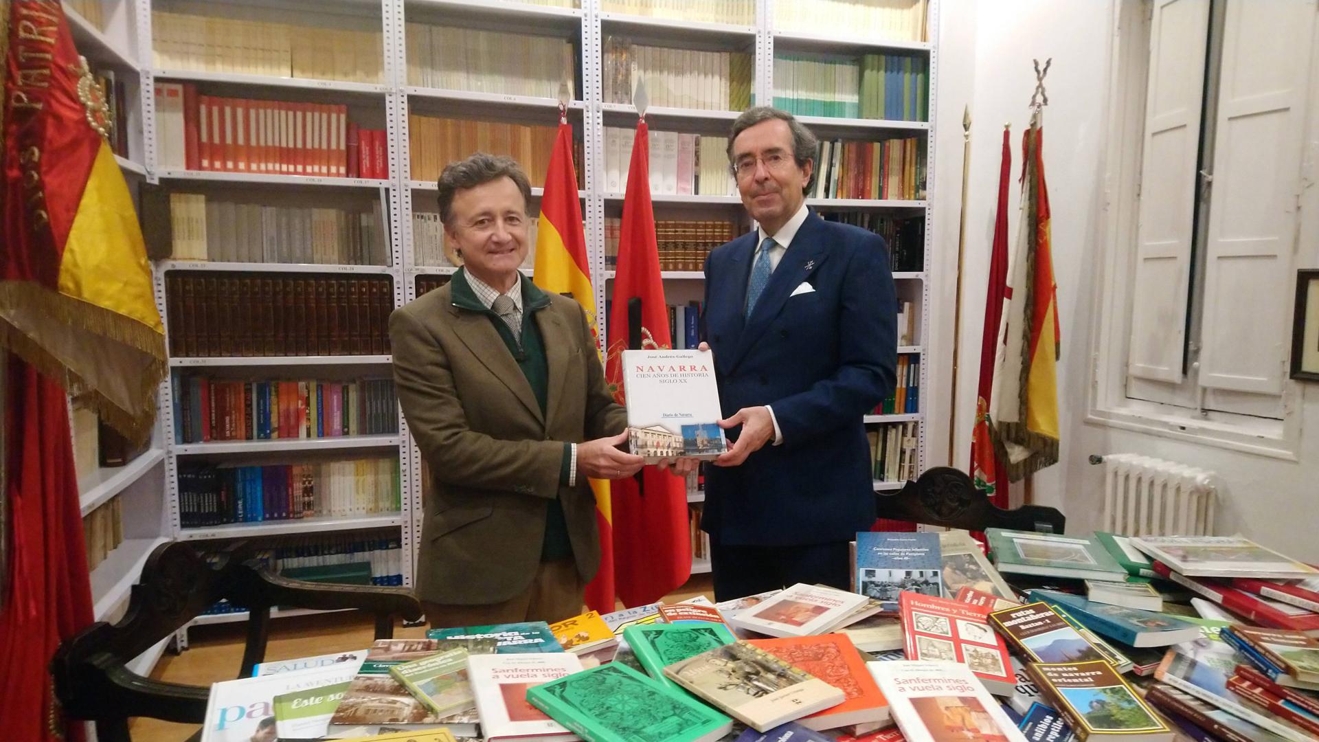 Íñigo Sobrini Sagaseta de Ilúrdoz (izda) entrega los libros a Amalio de Marichalar y Sáenz de Tejada