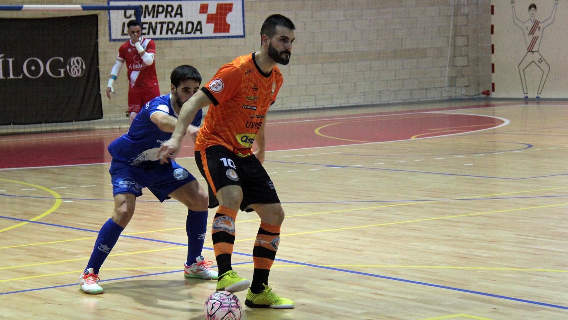 El  jugador del Aspil Joao Miguel, frenado por un rival del Manzanares. La imagen refleja fielmente lo que fue el partido de ayer.