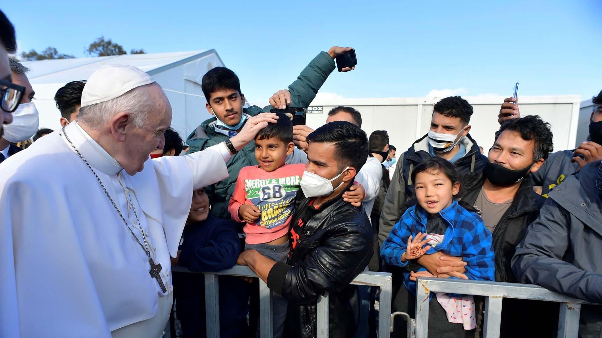 El papa Francisco, en su visita al centro de migrantes en la isla griega de Lesbos