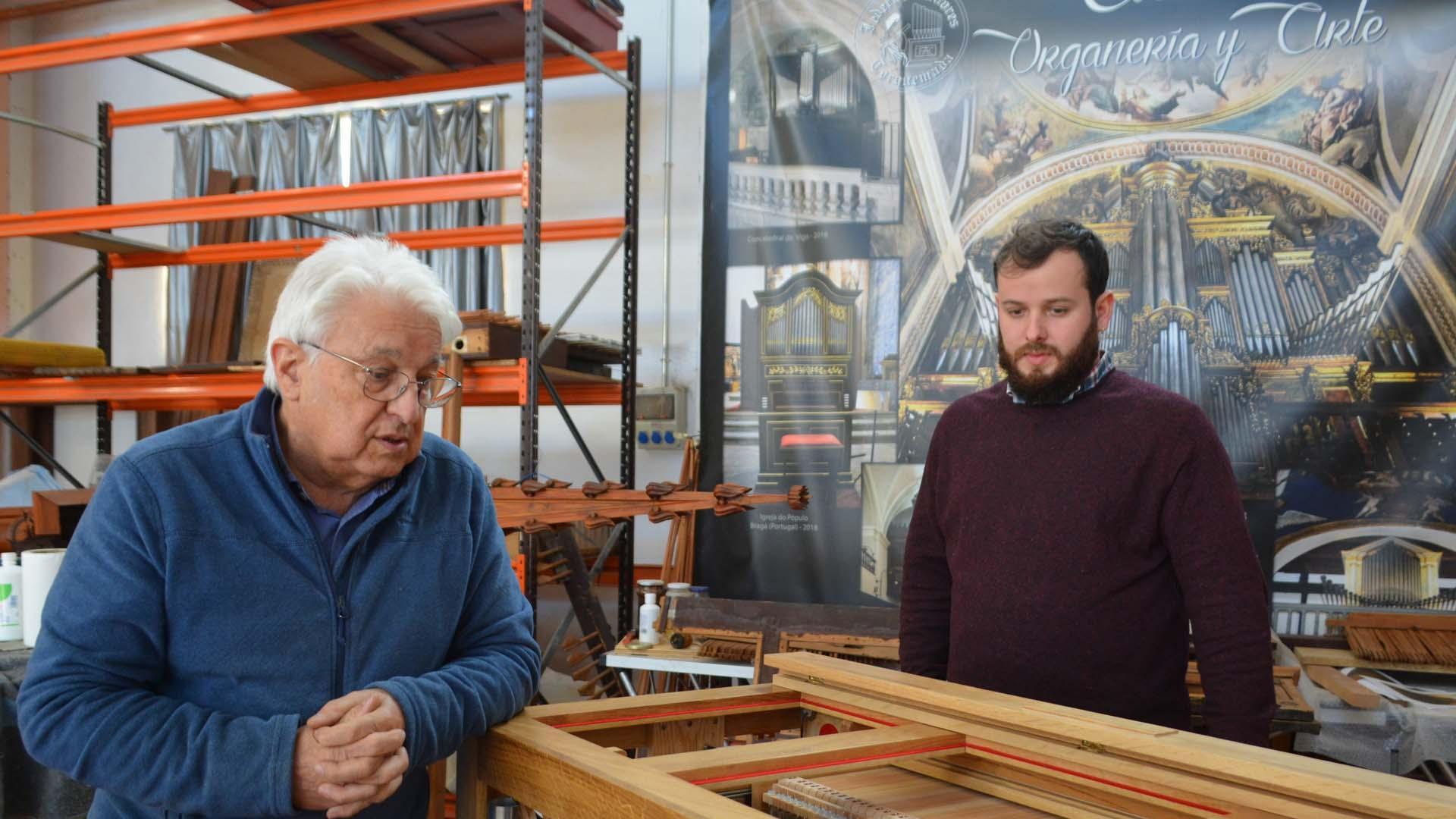 El maestro organero Federico Acitores y su hijo Abel, en su taller de Torquemada (Palencia)