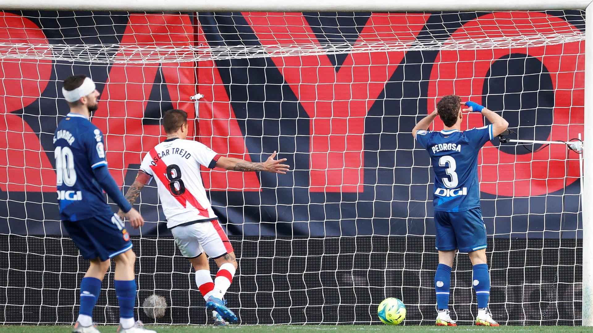 Óscar Trejo celebra el tanto en propia puerta ante la desolación de los jugadores del Espanyol