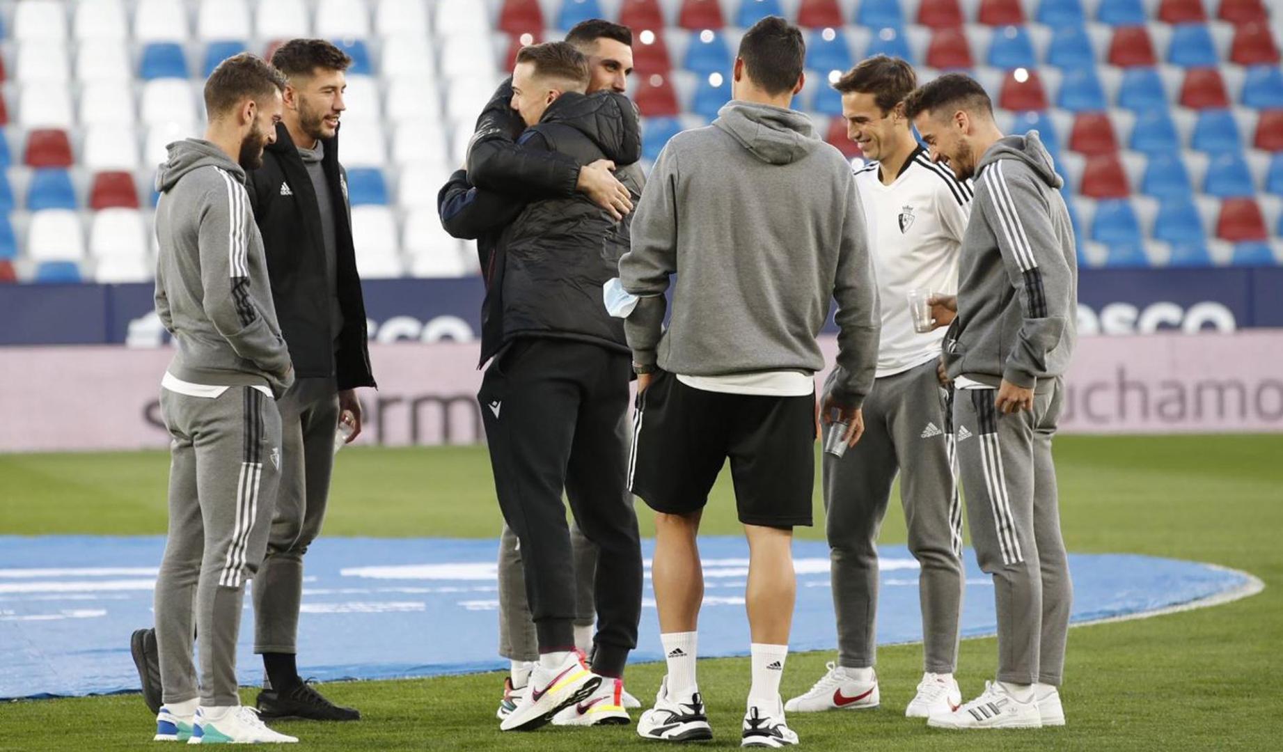 Clerc saluda a sus excompañeros rojillos en el Ciutat de Valencia