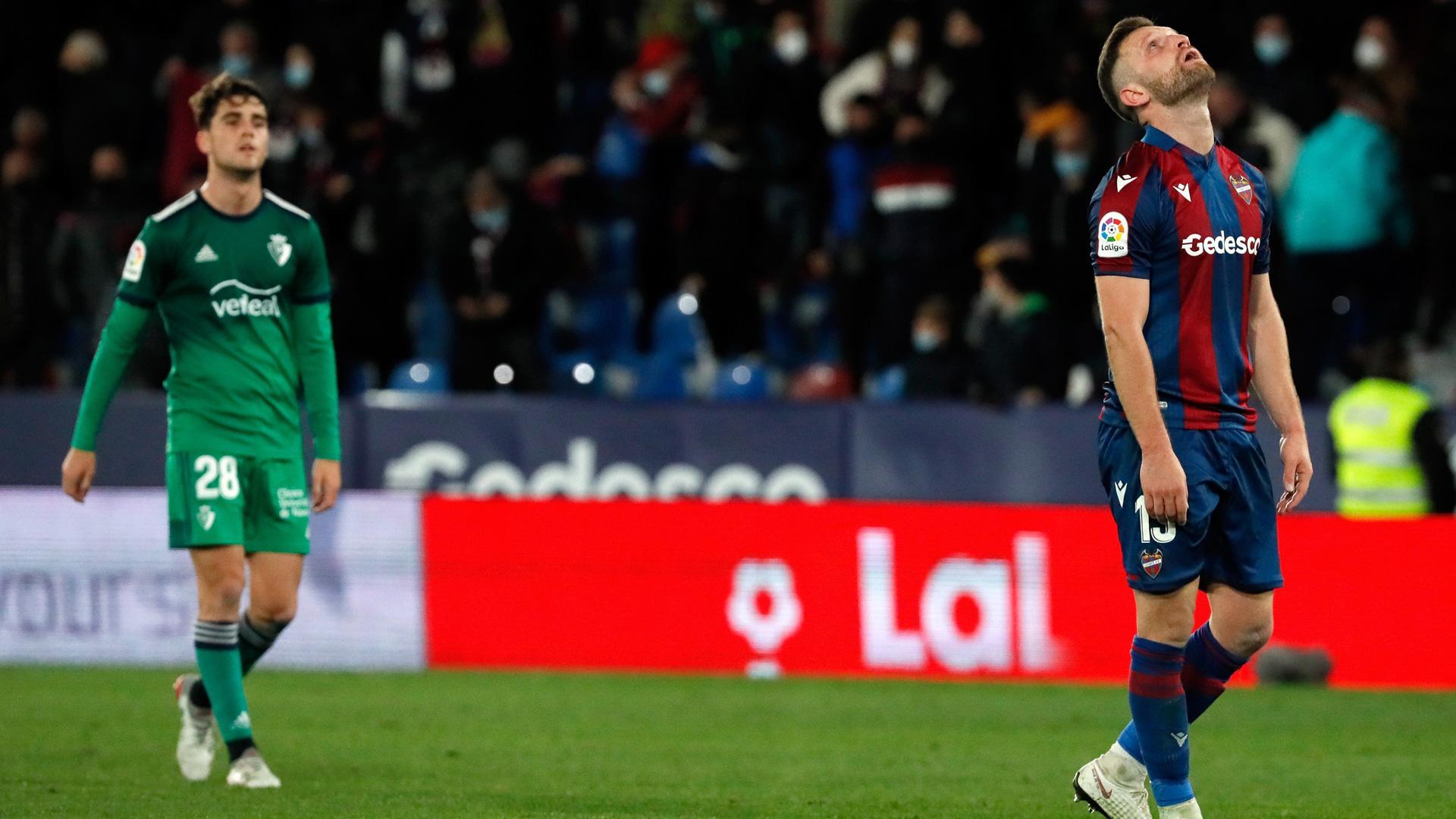 Mustafi se lamenta ante la presencia de Javi Martínez