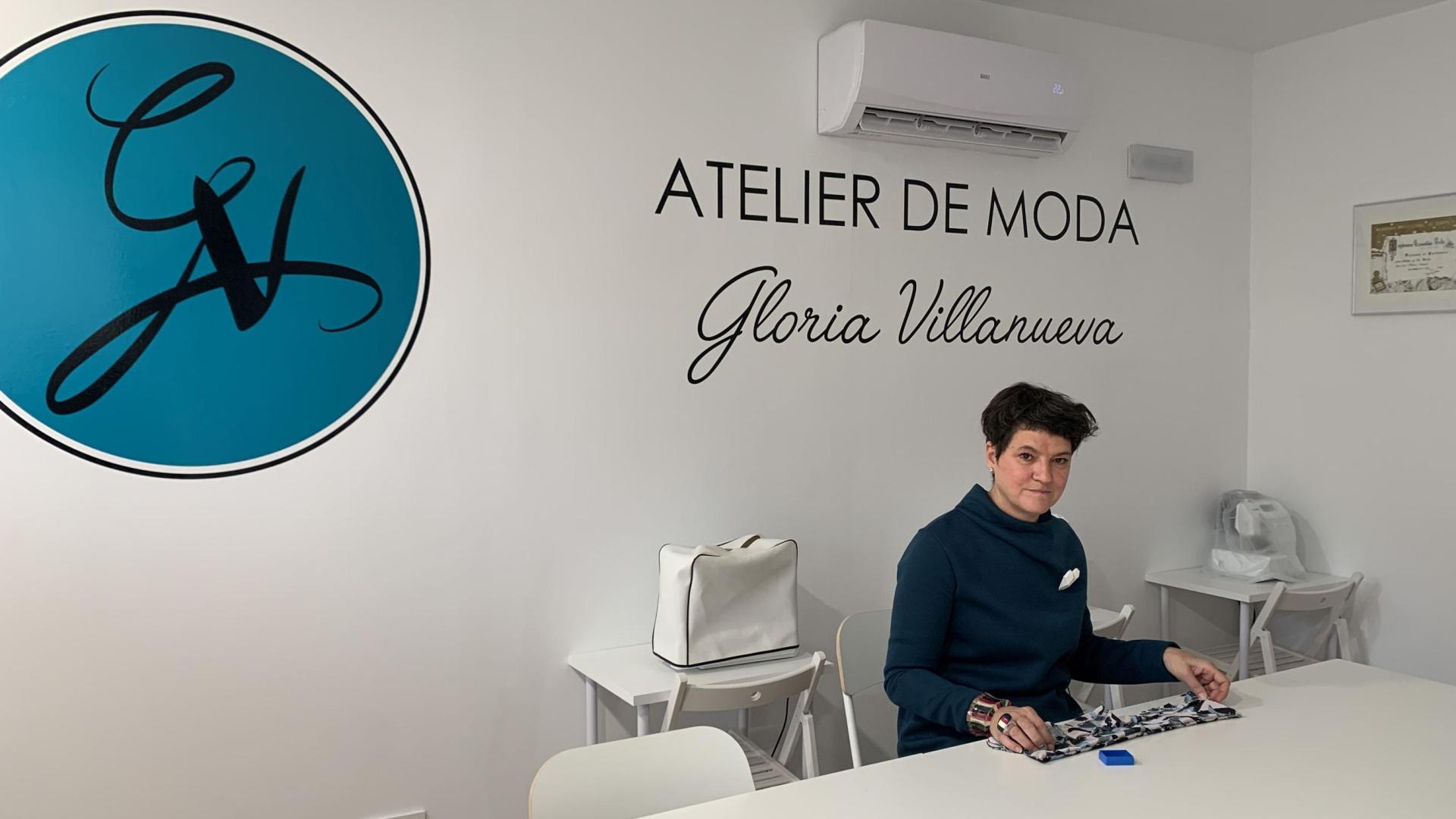 Gloria Villanueva, en su taller de costura en la plaza de la Libertad.