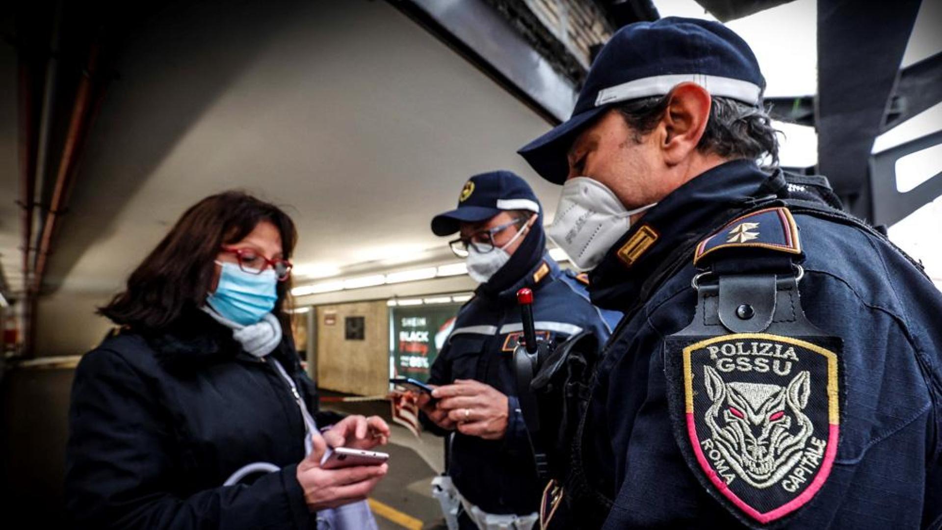 Agentes de Policía, controlando el pasaporte covid en Roma