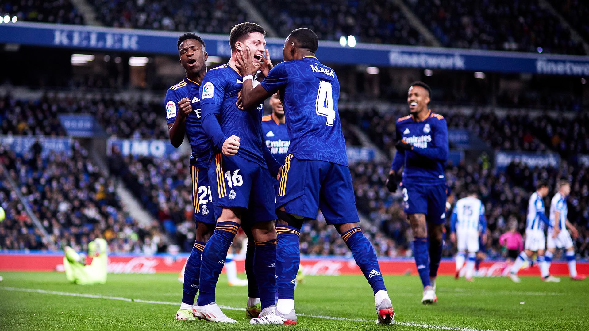 Los jugadores del Real Madrid celebran el segundo tanto en el Reale Arena, obra de Jovic, contra la Real Sociedad