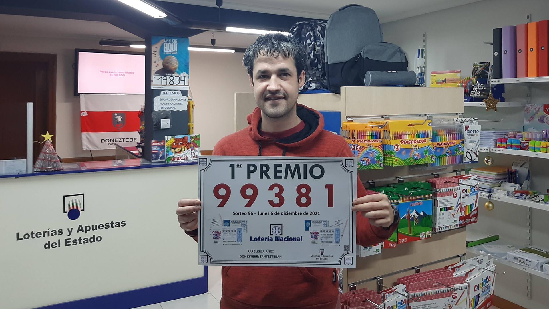 Oier Beltrán, en la administración de lotería Anoi de Santesteban