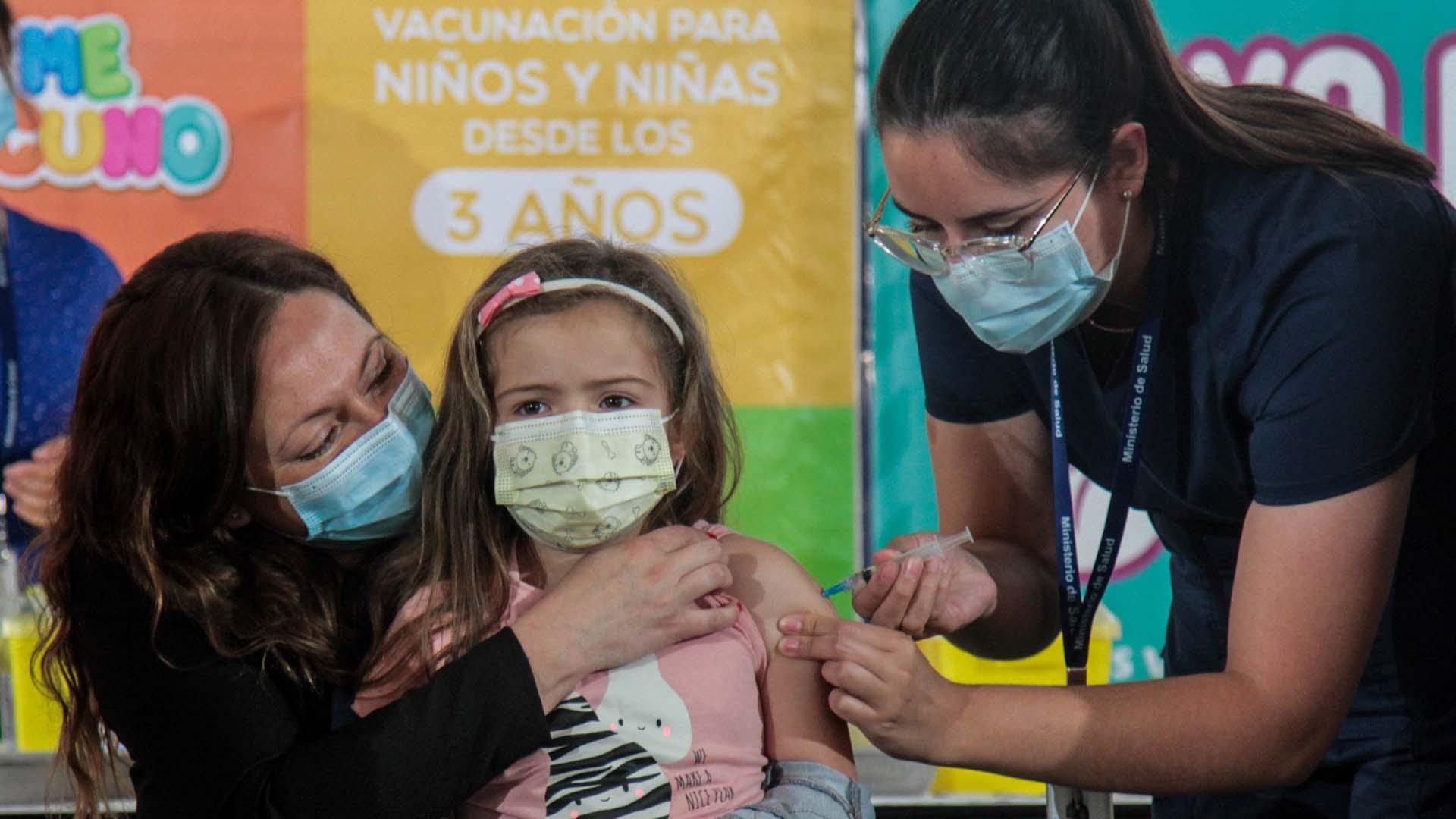 Vacunación a un niña en Chile, donde se les suministra desde los 3 años