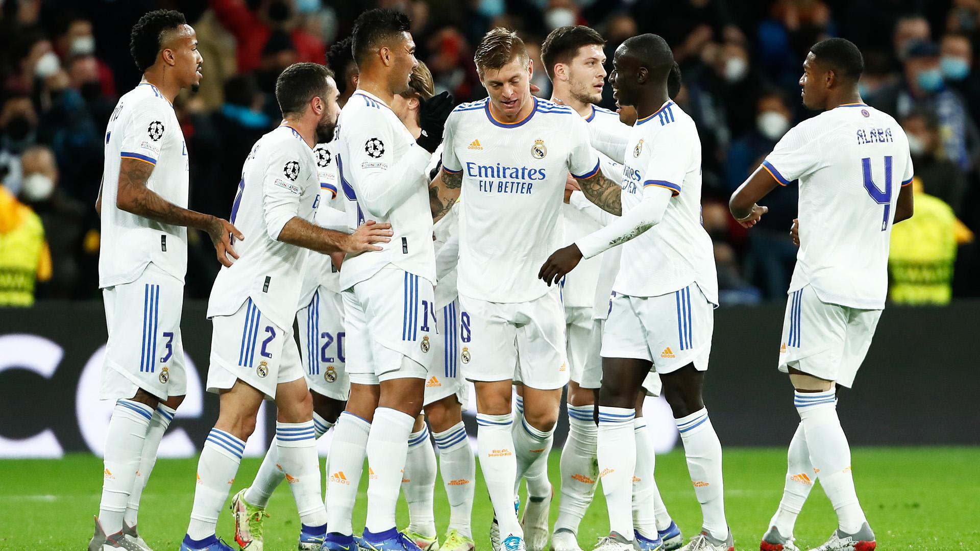 Los jugadores del Real Madrid celebran el primer tanto, obra del alemán Tony Kroos
