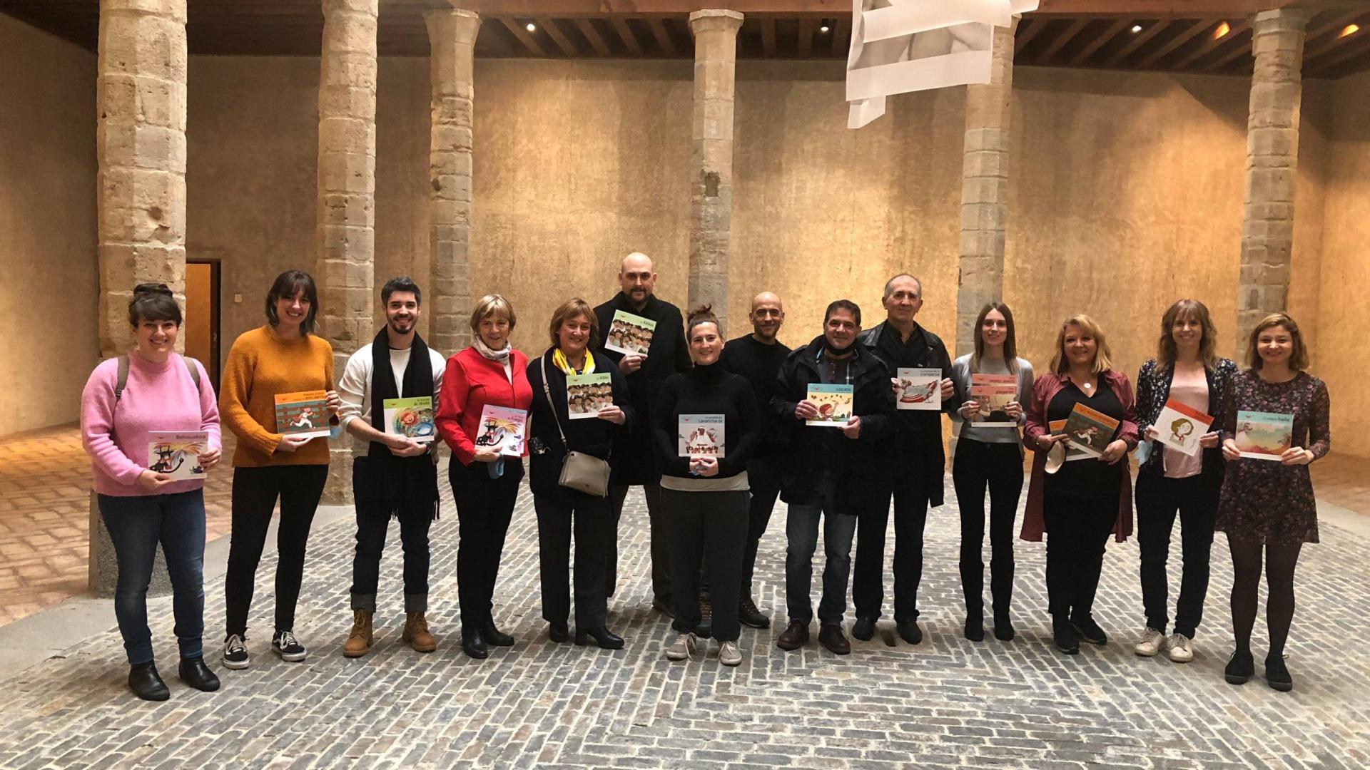 Autores e ilustradores, mostrando los ejemplares publicados dentro de la colección. La presentación se realizó en el Palacio del Condestable.