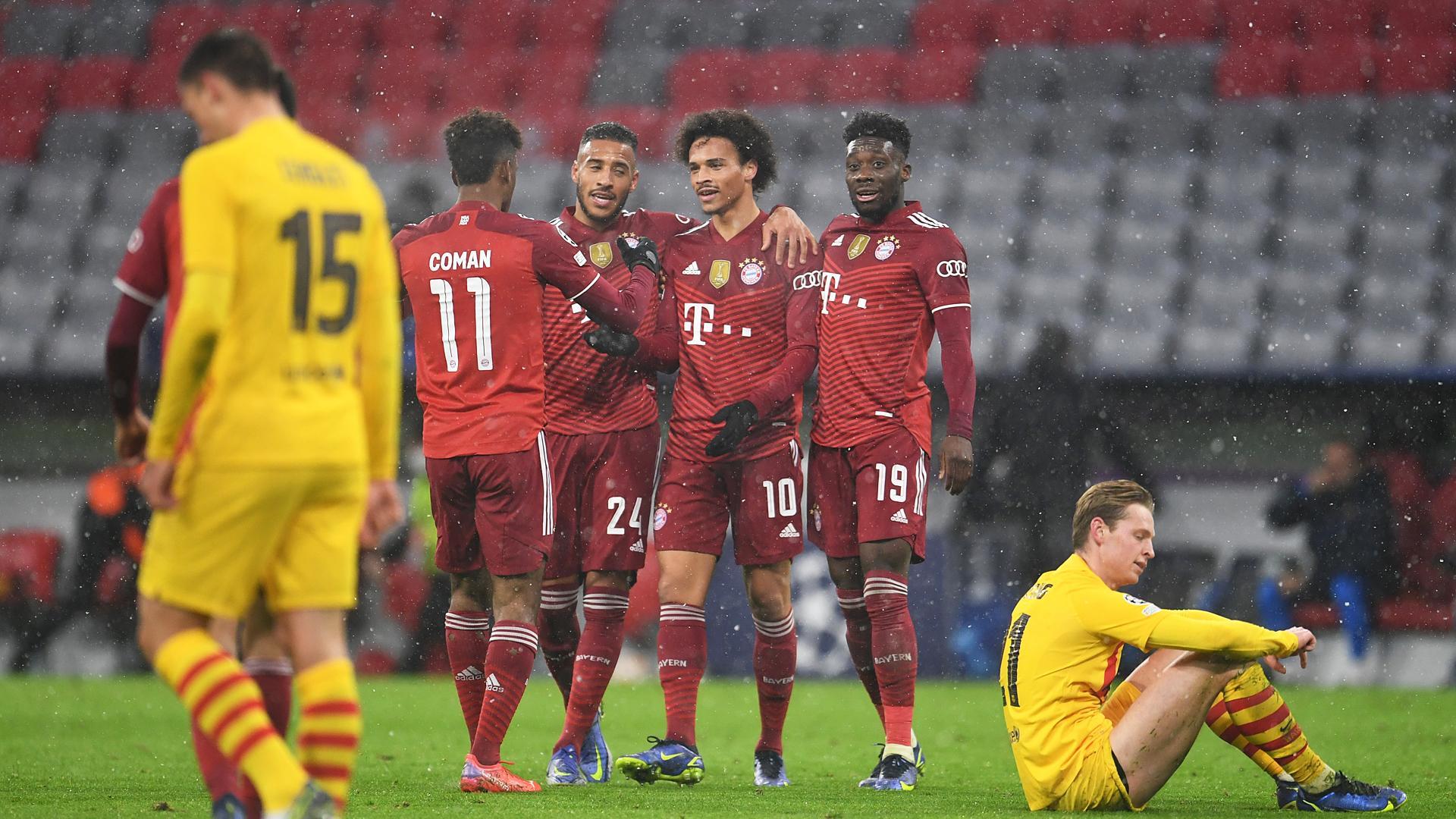 Alegría de los jugadores del Bayern tras el tanto de Leroy Sane ante la impotencia de los culés