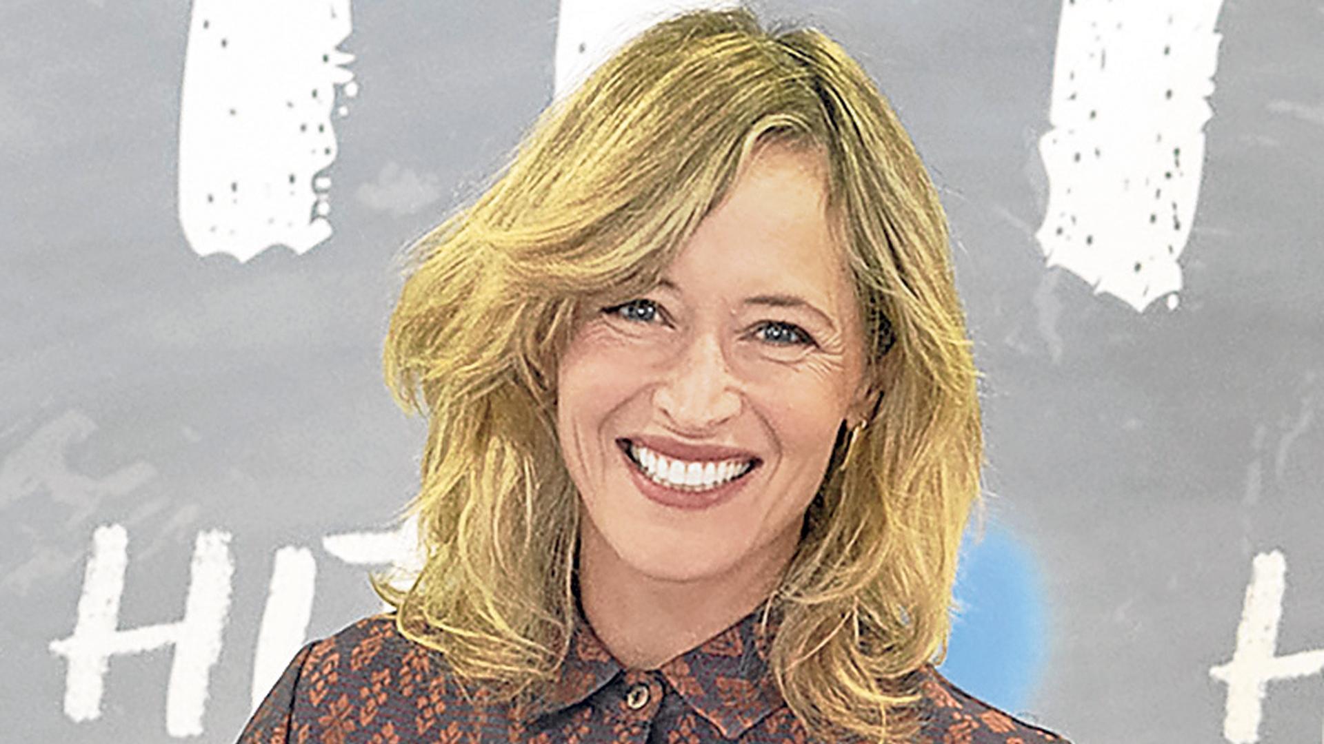 Marta Larralde, ante un panel promocional de la serie 'HIT'