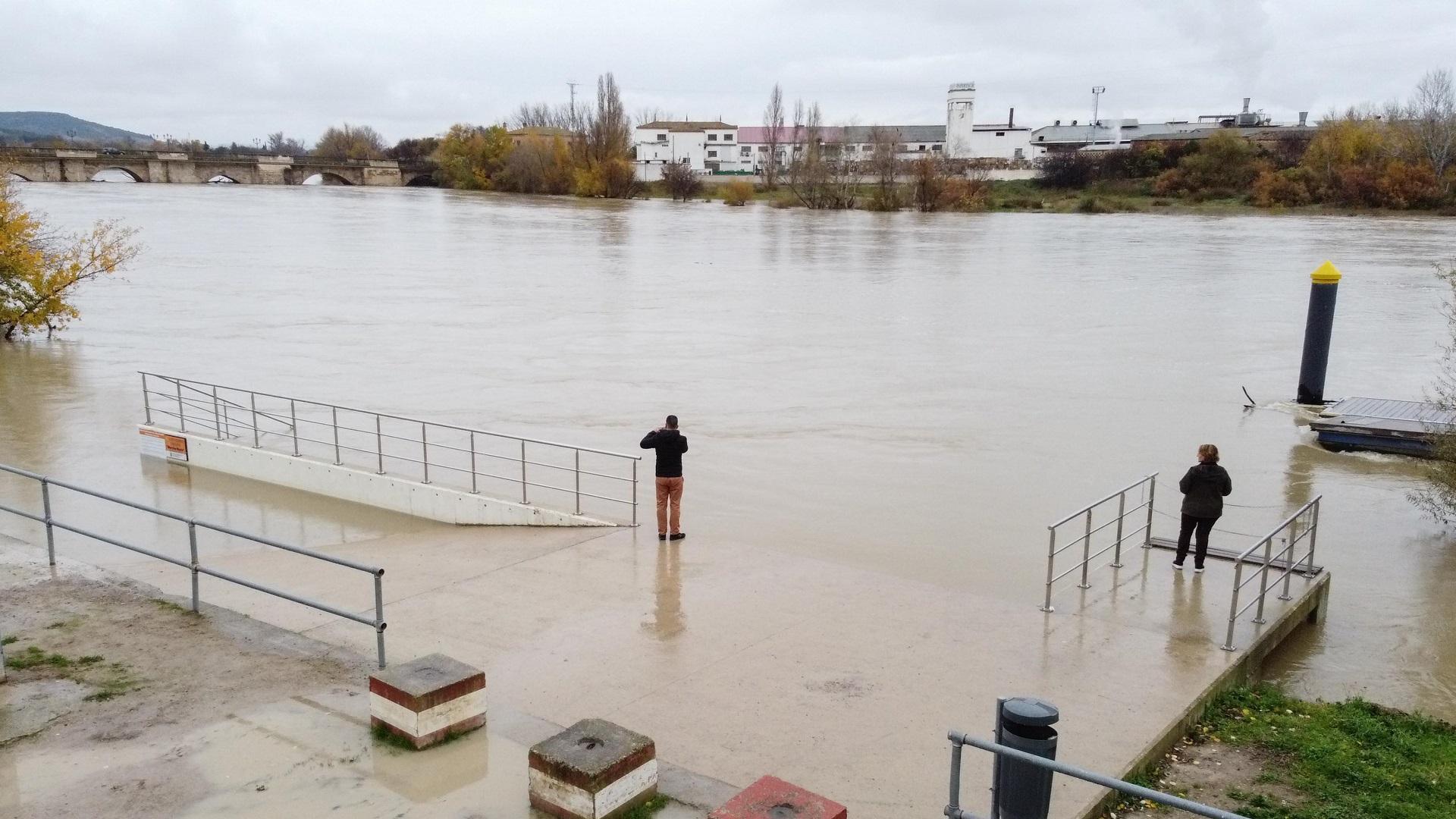 El río Ebro, desbordado en Tudela.