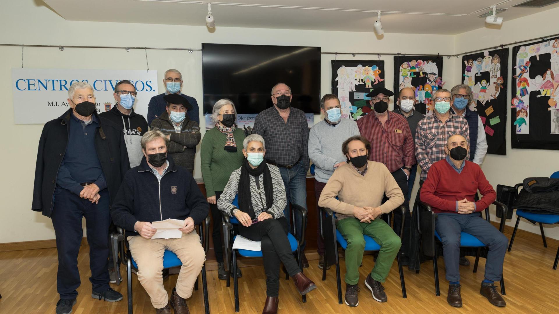 Integrantes de los Amigos de Olentzero y miembros del Centro de Estudios, juntos este jueves en Tudela